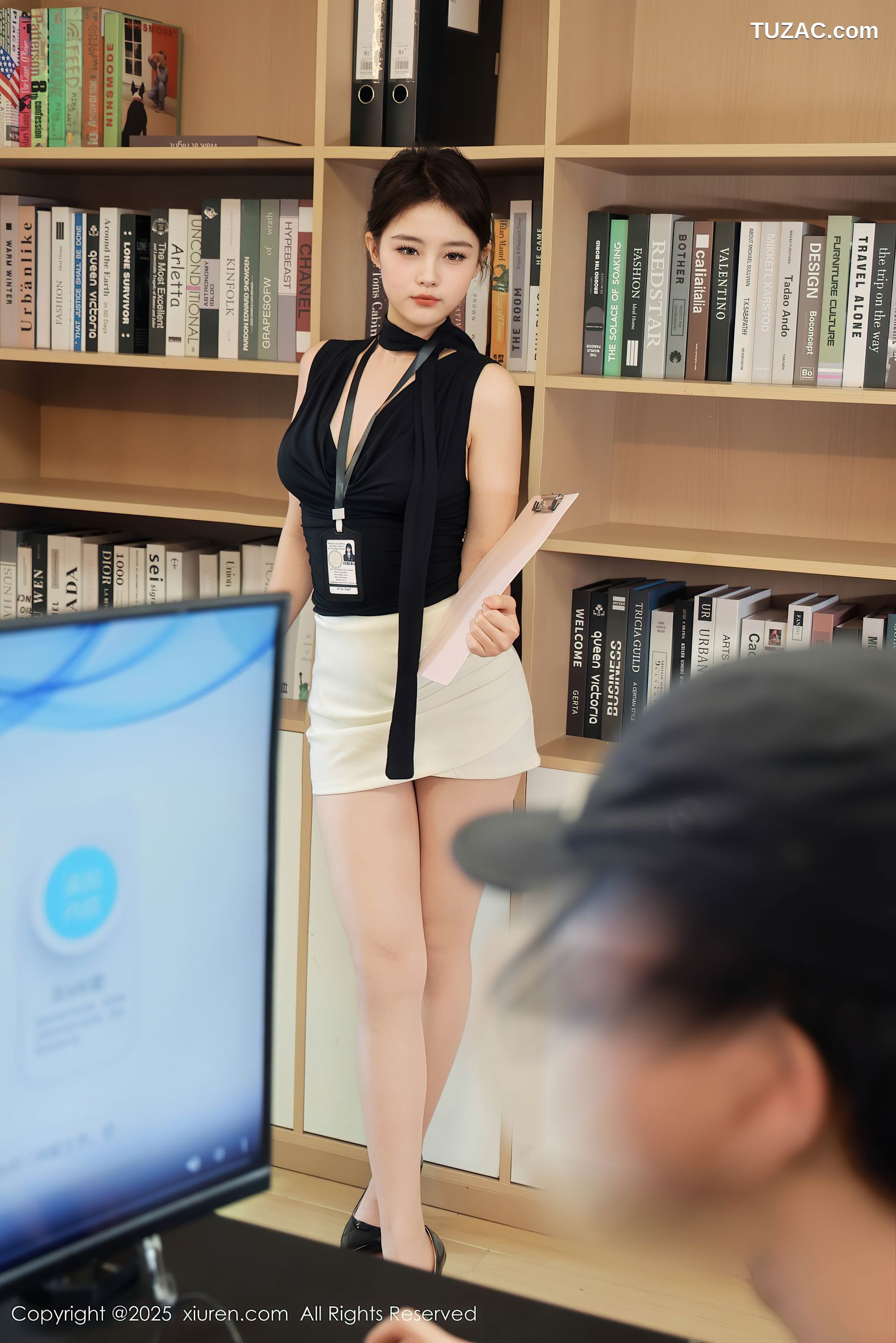 XiuRen秀人网-10052-小橘子orange-OL黑T白短裙无内裤办公室诱惑-2025.03.21