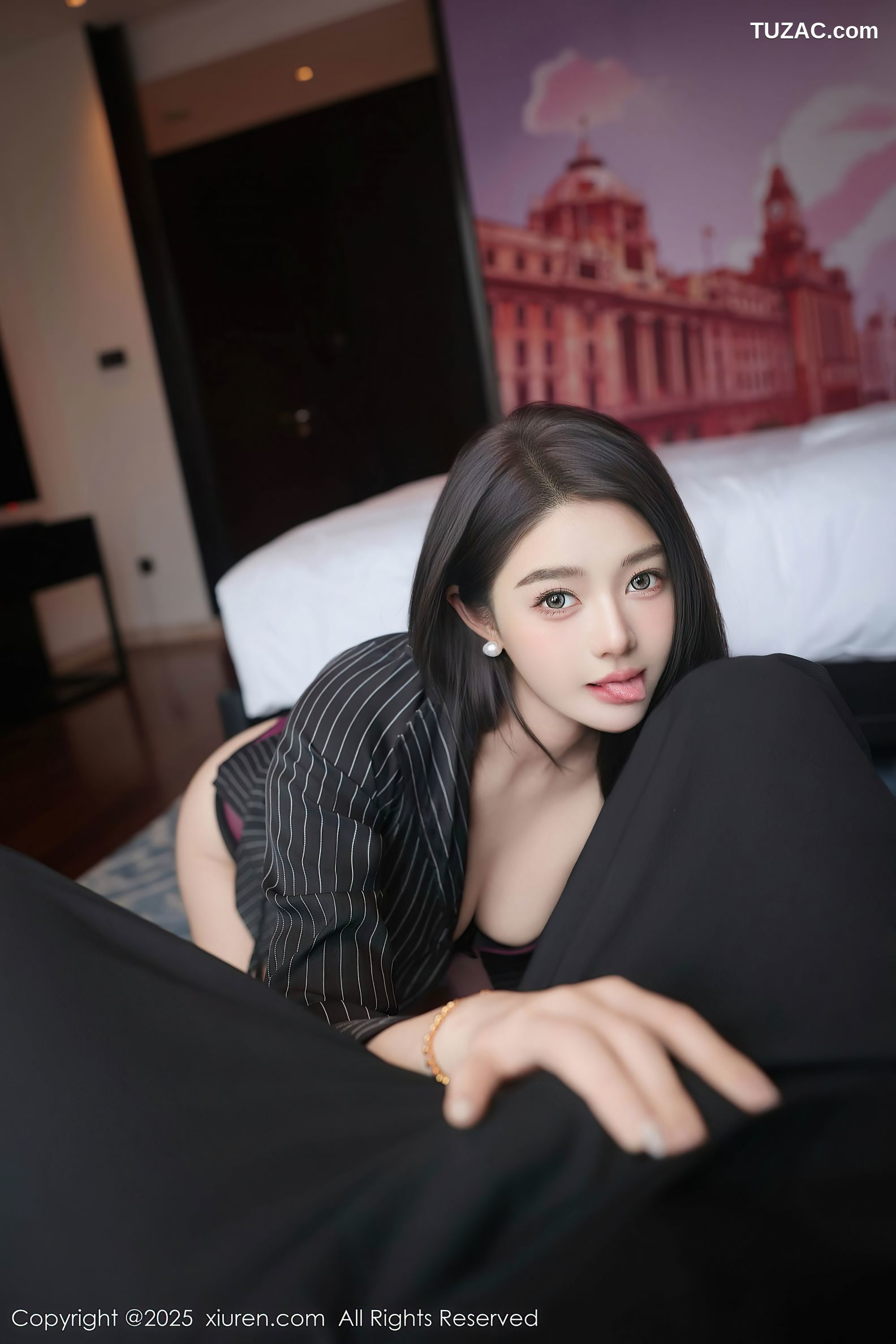 XiuRen秀人网-10053-Candy糖糖-黑色条纹外套紫色内衣丁字裤爆乳-2025.03.21