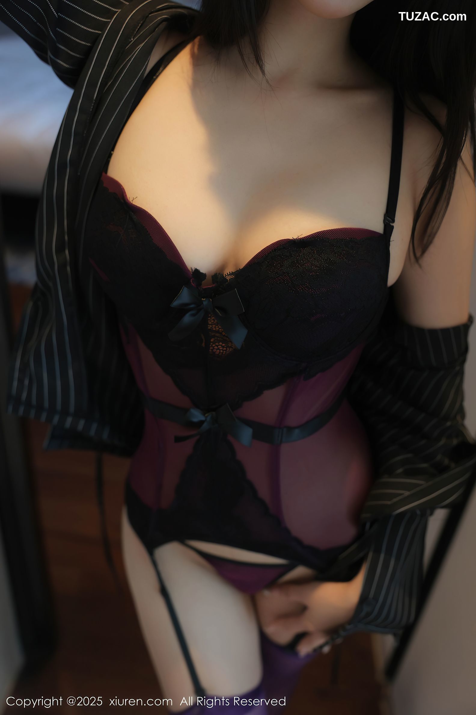 XiuRen秀人网-10053-Candy糖糖-黑色条纹外套紫色内衣丁字裤爆乳-2025.03.21