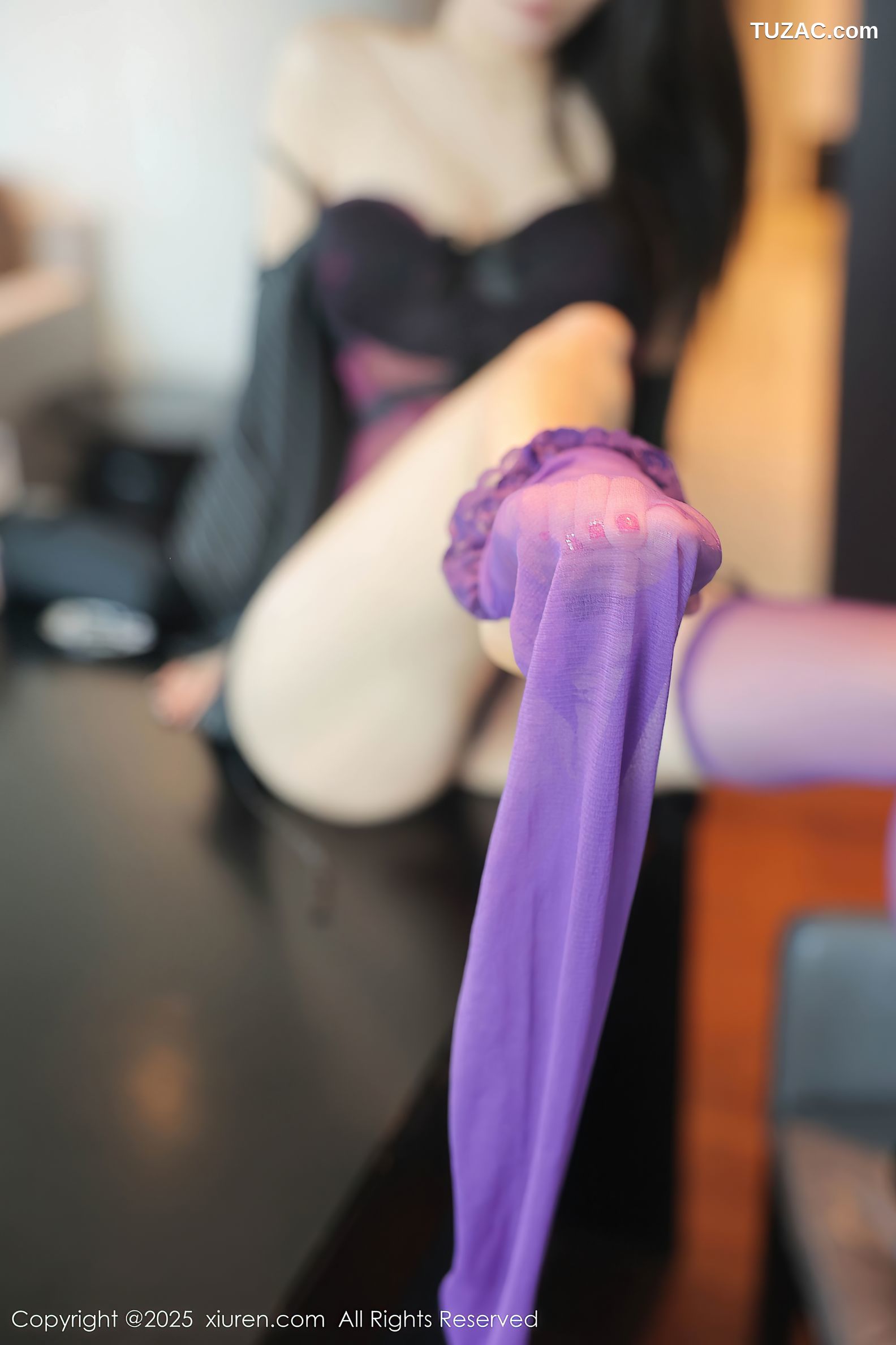 XiuRen秀人网-10053-Candy糖糖-黑色条纹外套紫色内衣丁字裤爆乳-2025.03.21