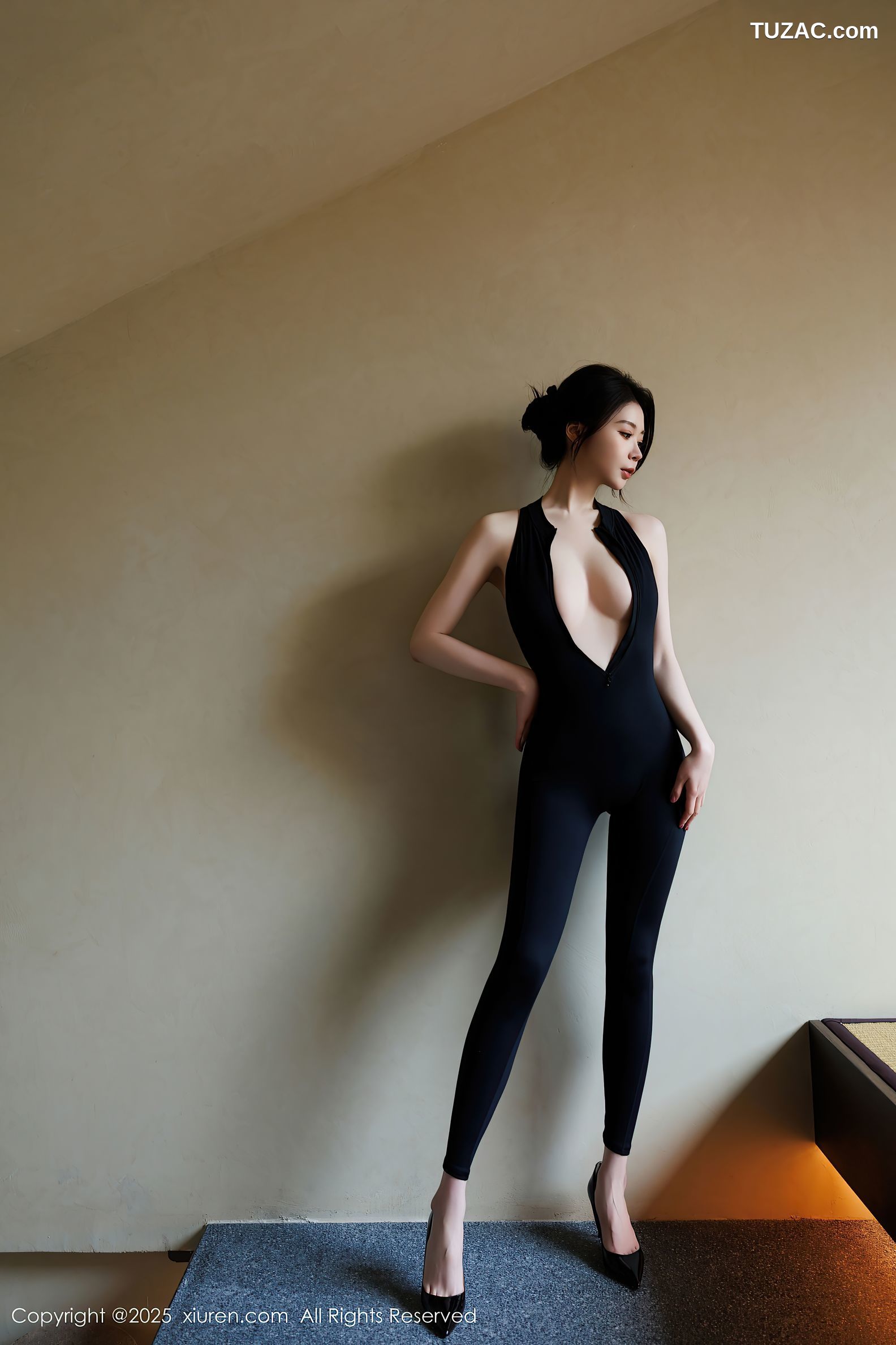 XiuRen秀人网-10059-梦心玥-黑色露背连体裤黑色内衣黑丝-2025.03.24
