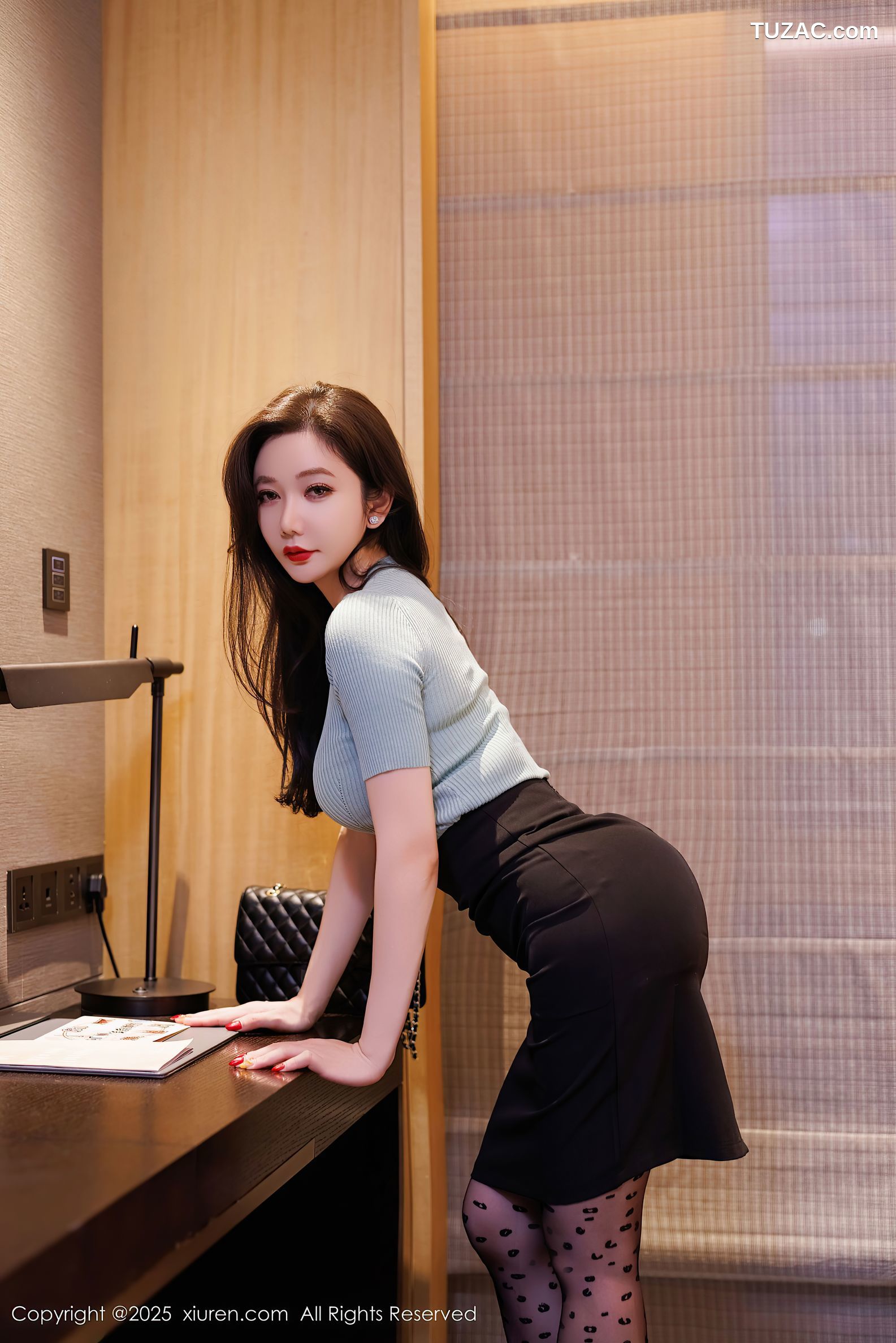 XiuRen秀人网-10060-心妍小公主-淡蓝针织T黑短裙黑丝爆乳熟女诱惑-2025.03.24