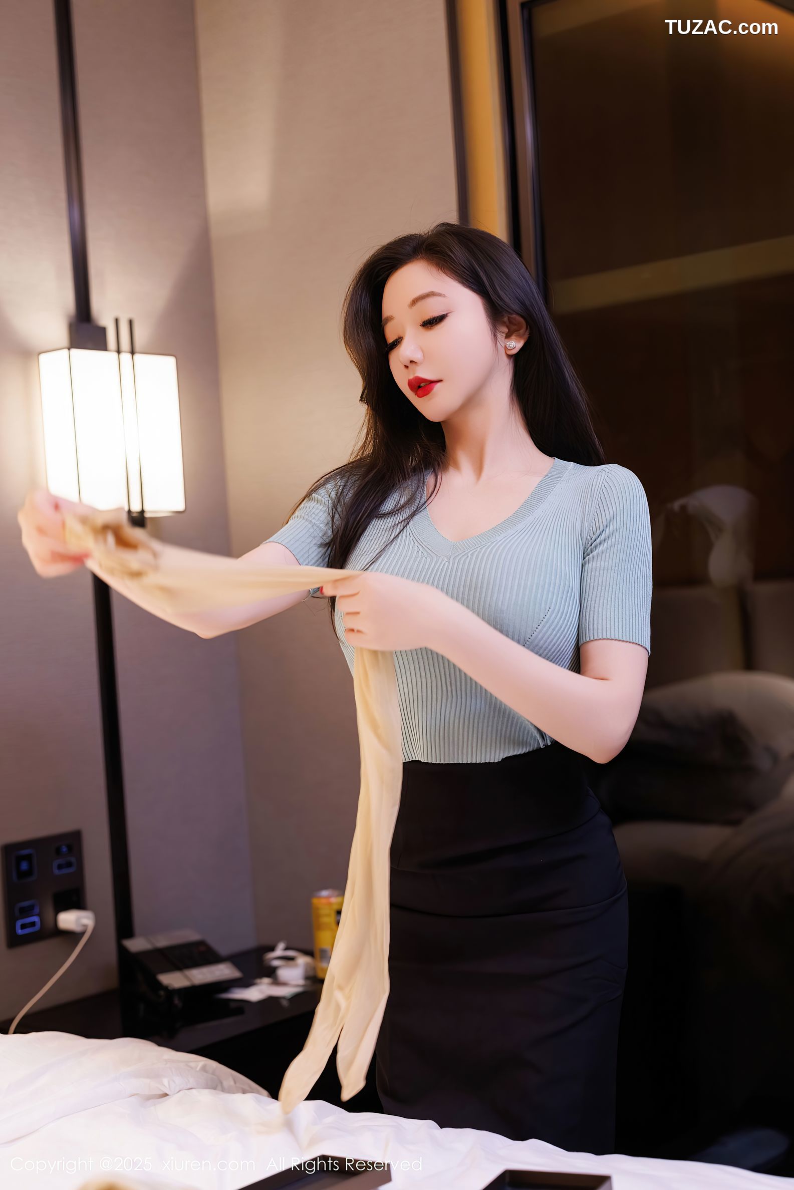 XiuRen秀人网-10060-心妍小公主-淡蓝针织T黑短裙黑丝爆乳熟女诱惑-2025.03.24