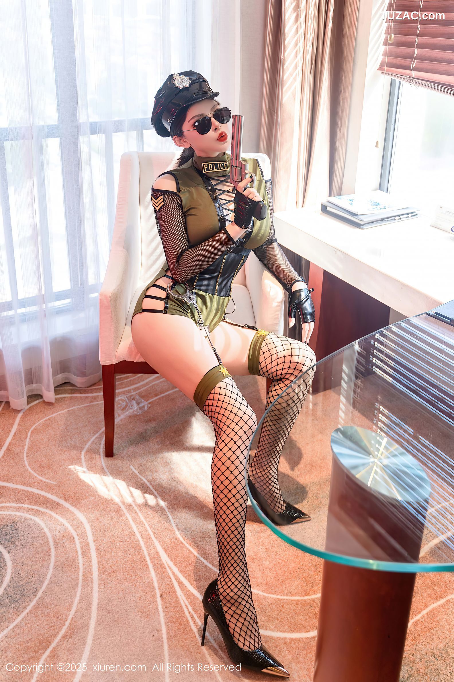 XiuRen秀人网-10064-伊丽莎有点白-情趣绿制服女警黑色网袜爆乳-2025.03.25