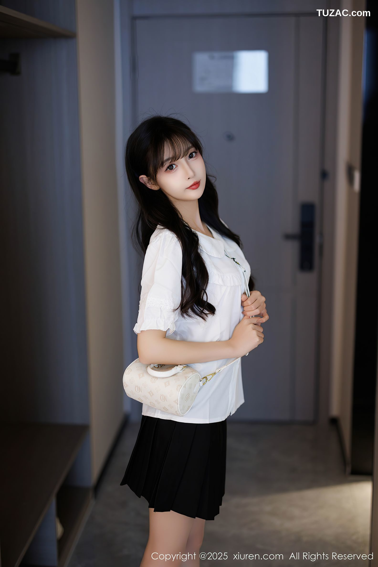 XiuRen秀人网-10067-樱桃小犊子-白衫黑裙女生白丝丁字裤-2025.03.25