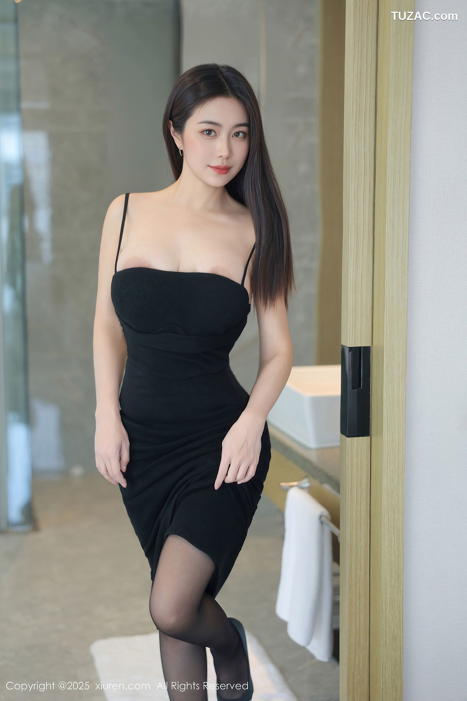 XiuRen秀人网-10070-玉晨-黑色吊带紧身裙黑丝爆乳-2025.03.26