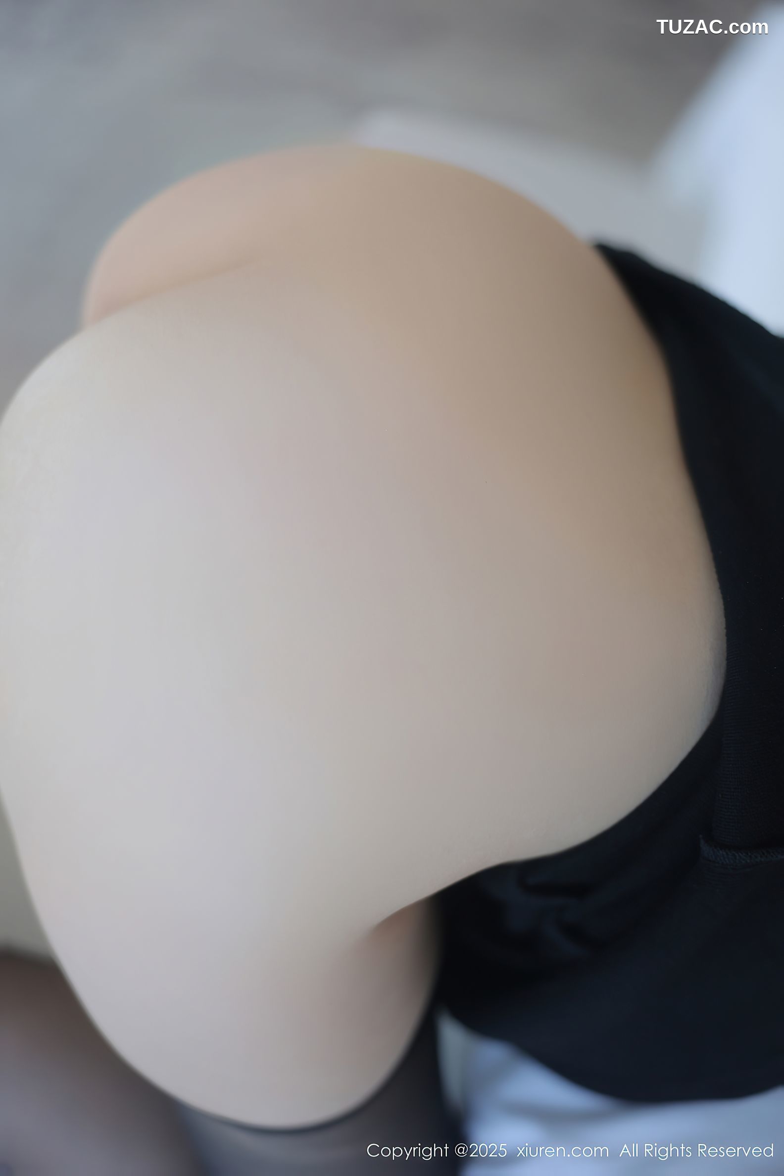 XiuRen秀人网-10070-玉晨-黑色吊带紧身裙黑丝爆乳-2025.03.26