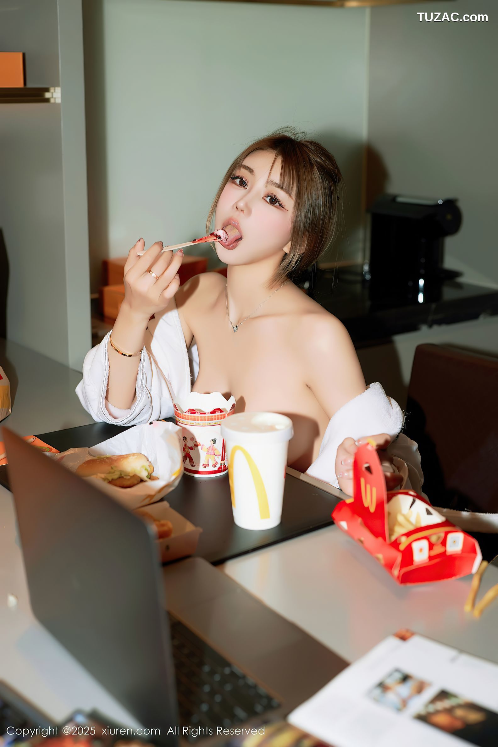 XiuRen秀人网-10072-Zoe柚柚-白色浴袍真空爆乳诱惑外卖员-2025.03.26
