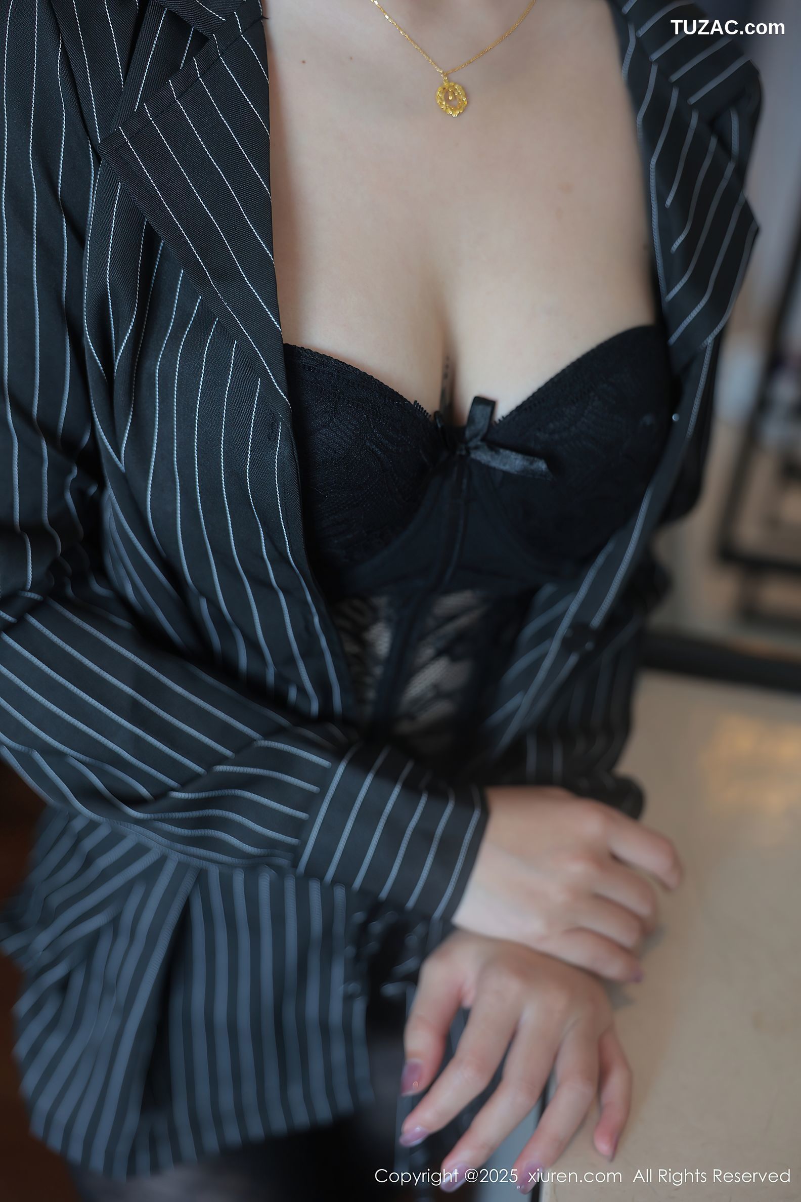 XiuRen秀人网-10076-汐子-沙子-短发美女黑色条纹衬衫黑色内衣黑丝-2025.03.27