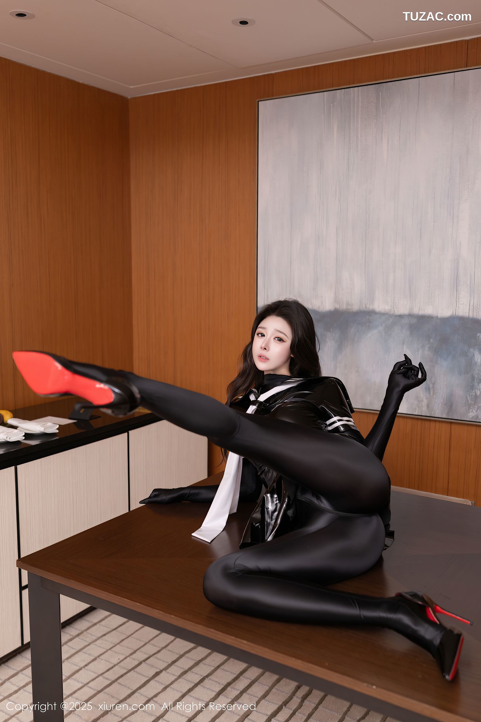 XiuRen秀人网-10087-小逗逗-黑皮连衣短裙连体黑丝诱惑-2025.03.28