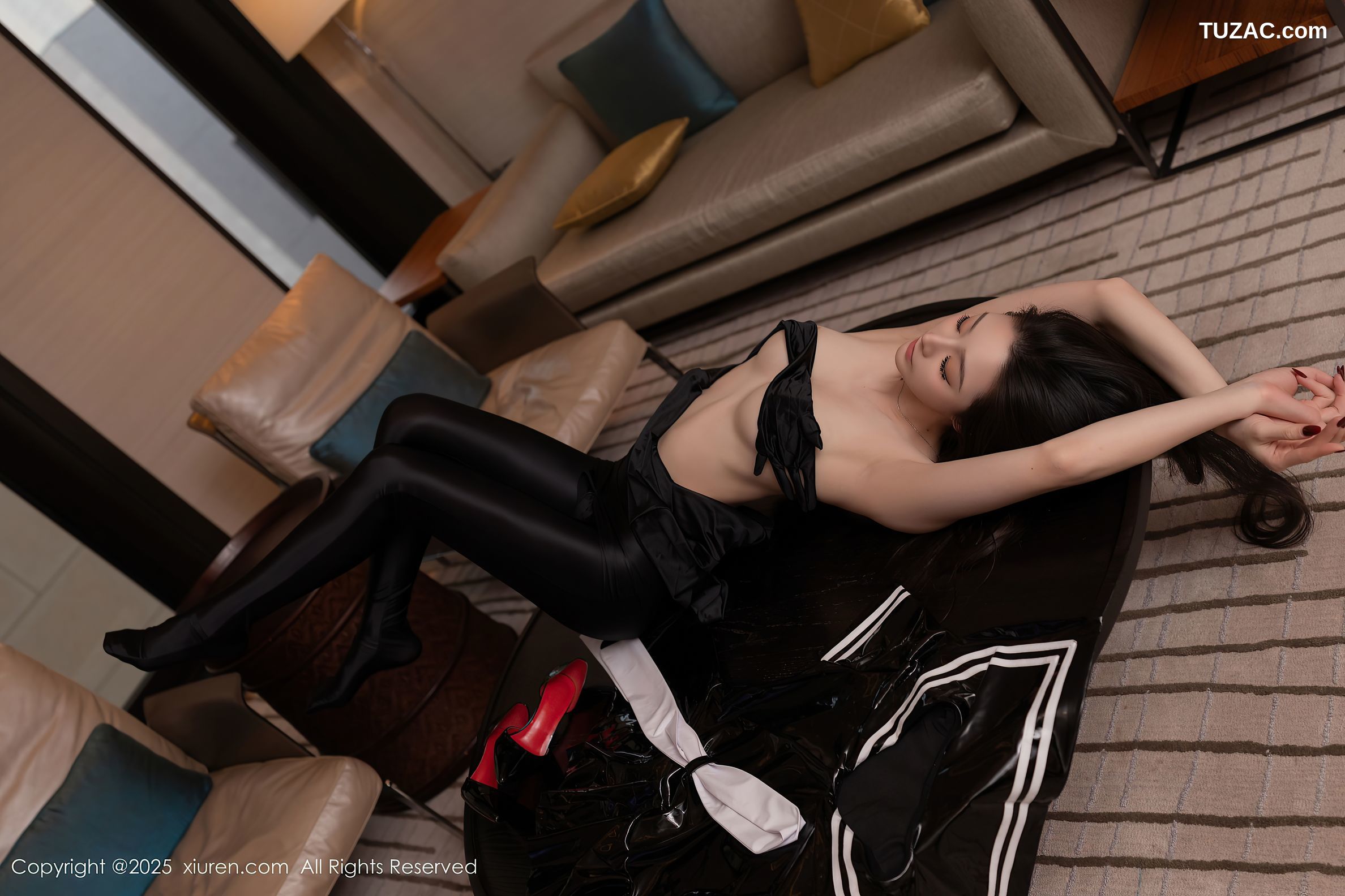 XiuRen秀人网-10087-小逗逗-黑皮连衣短裙连体黑丝诱惑-2025.03.28