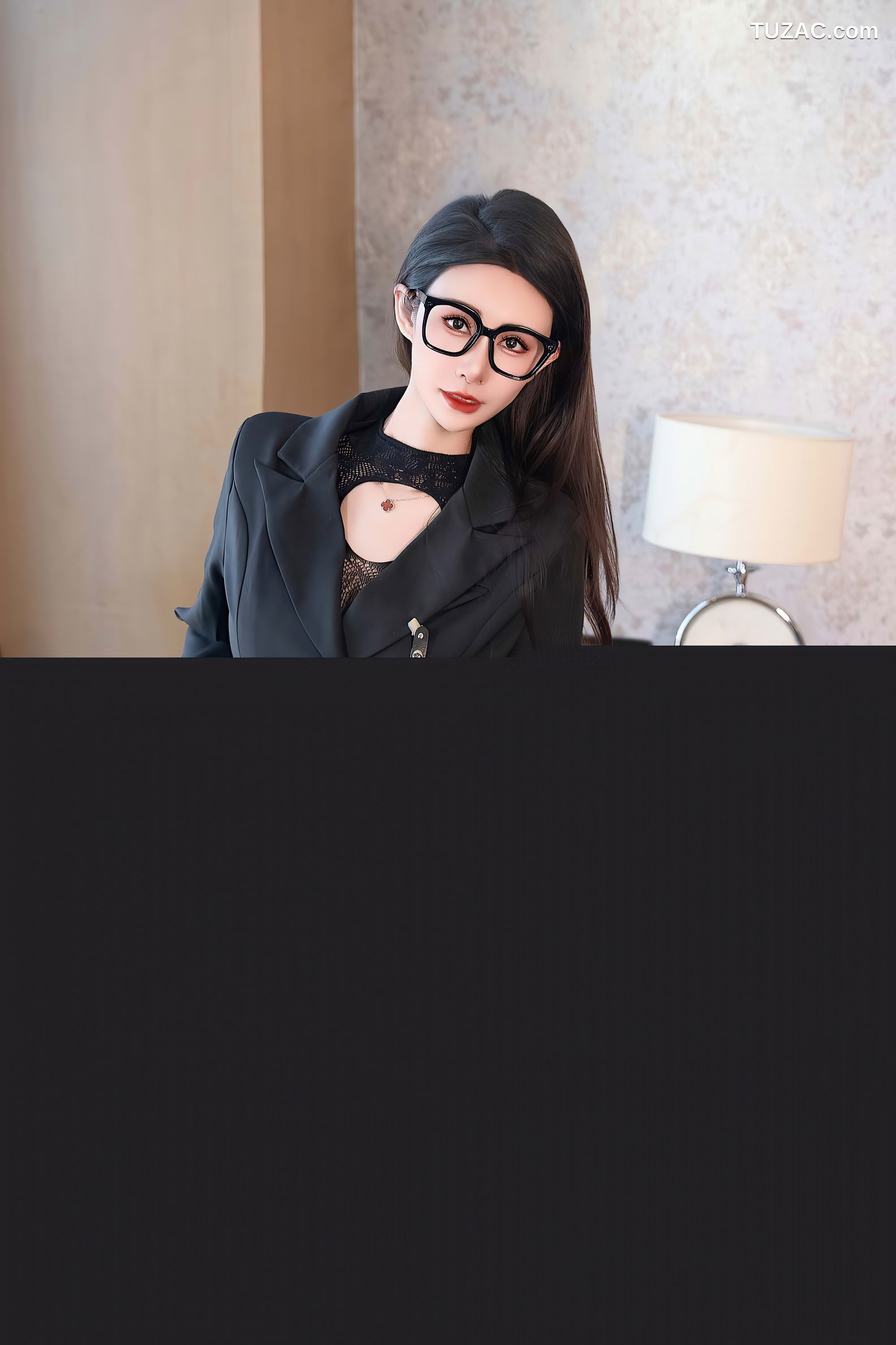 XiuRen秀人网-10095-艺艺yiyi-黑外套黑蕾丝轻透内衣黑丝-2025.04.01