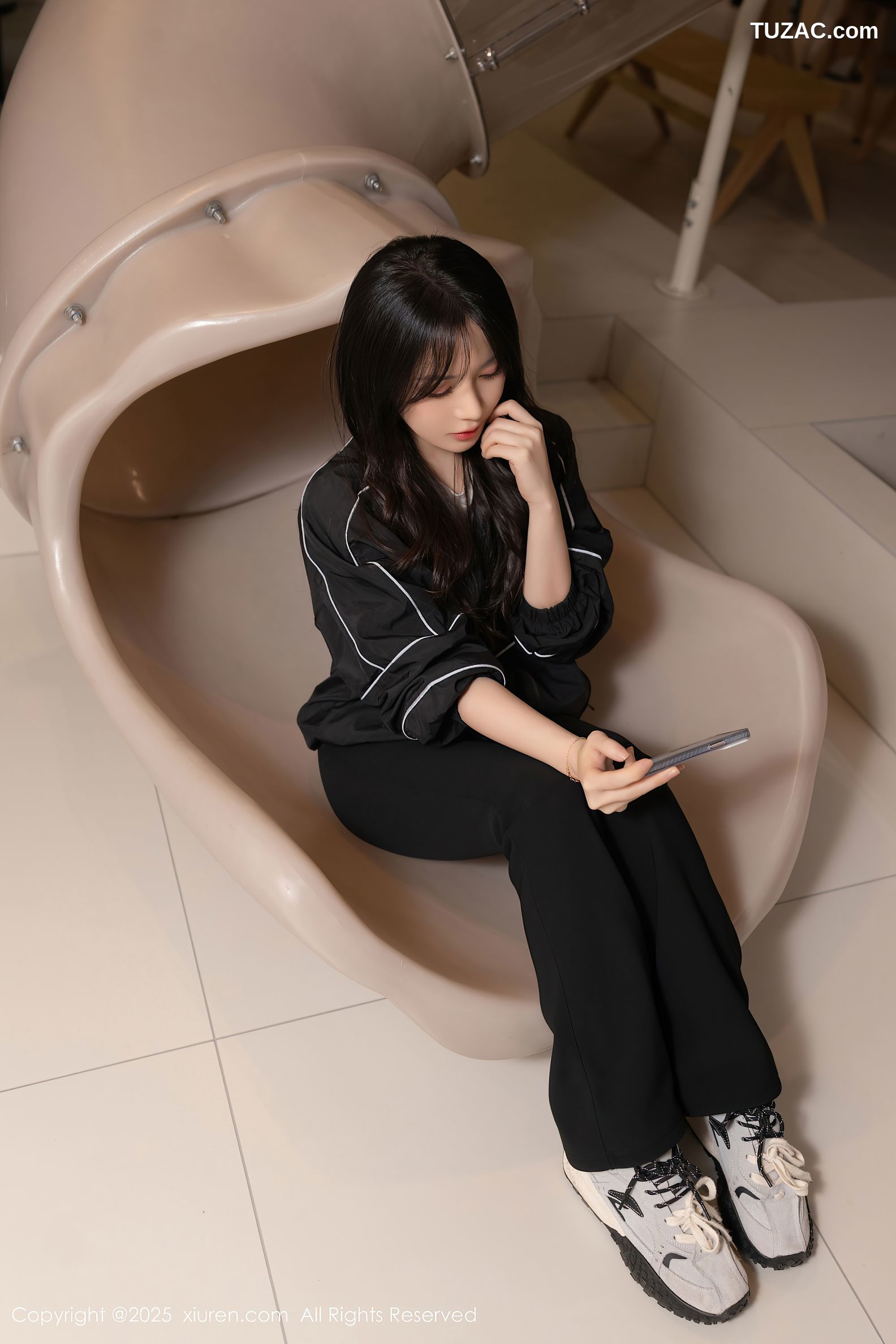 XiuRen秀人网-10112-鱼子酱Fish-黑色运动服白背心爆乳-2025.04.03