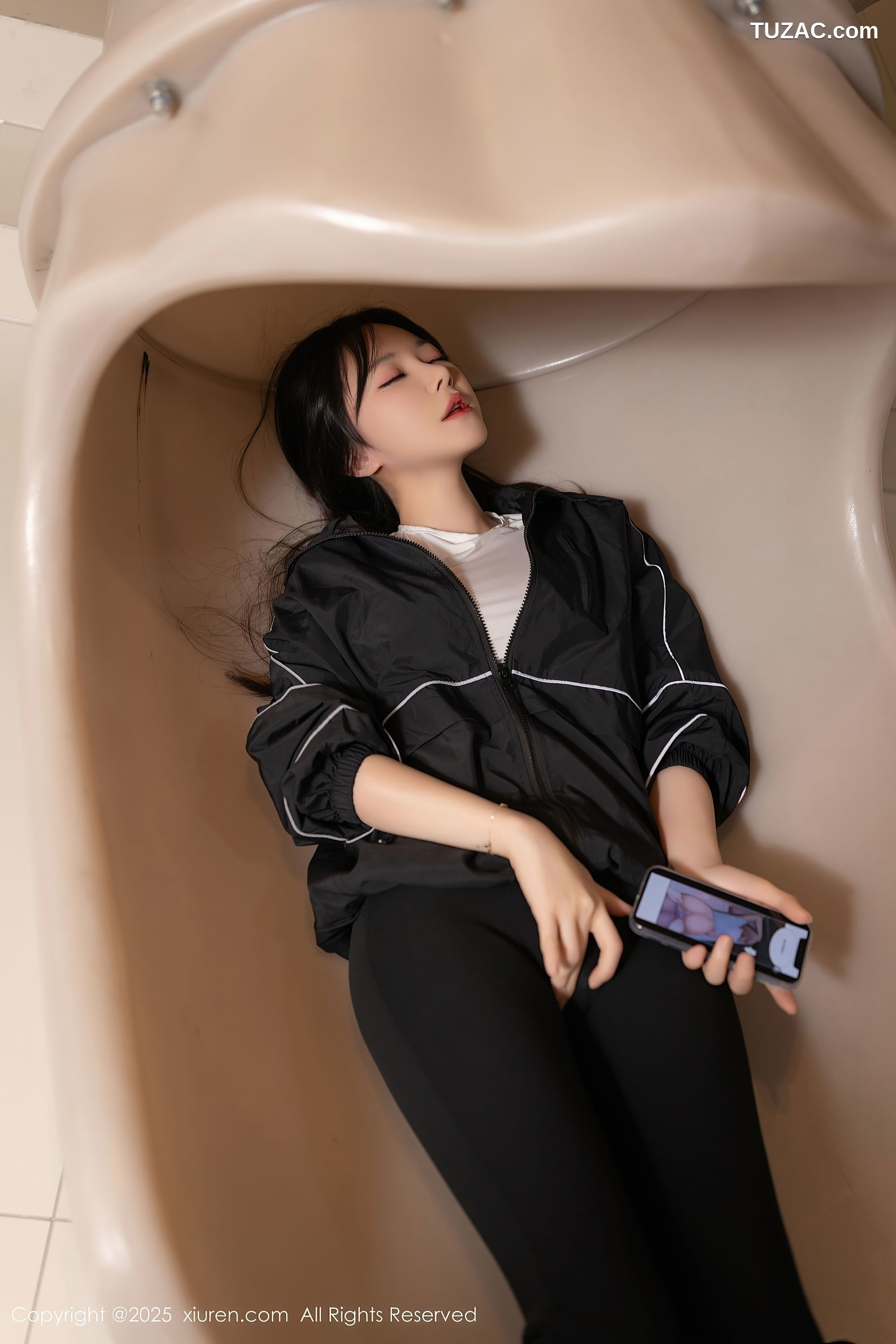 XiuRen秀人网-10112-鱼子酱Fish-黑色运动服白背心爆乳-2025.04.03