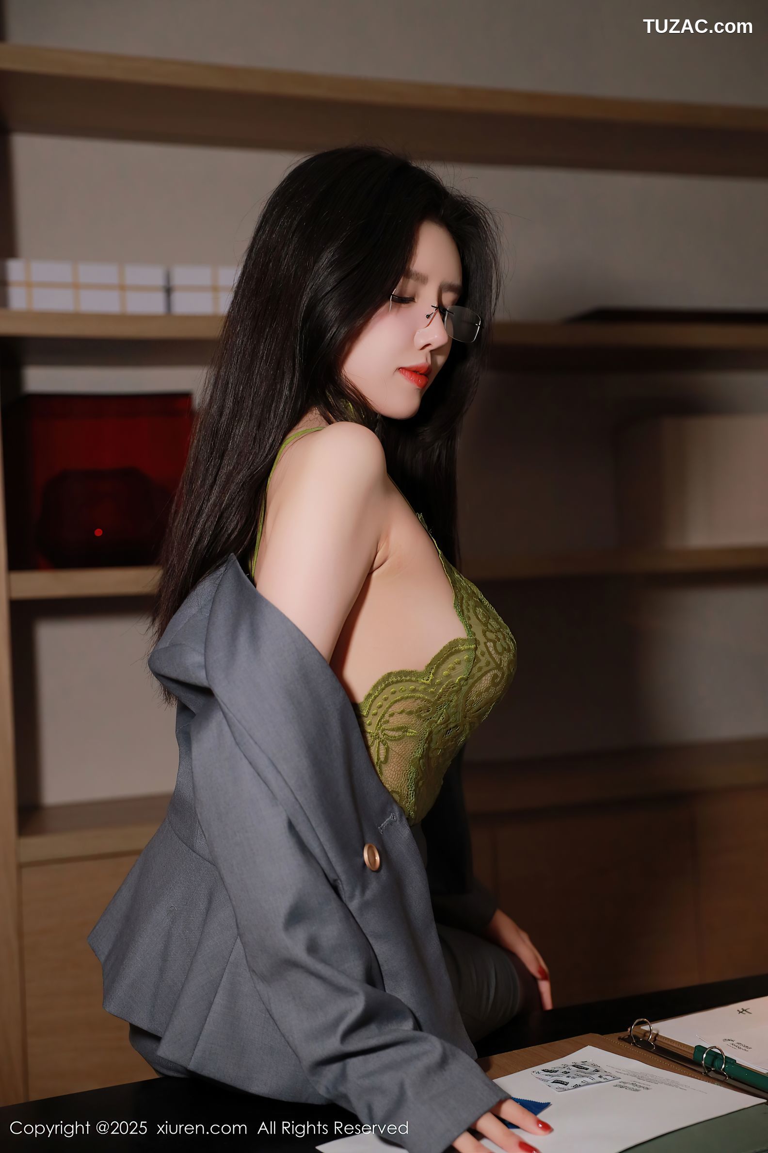 XiuRen秀人网-10119-唐翩翩-OL灰色裙装绿蕾丝情趣内衣黑丝爆乳-2025.04.07