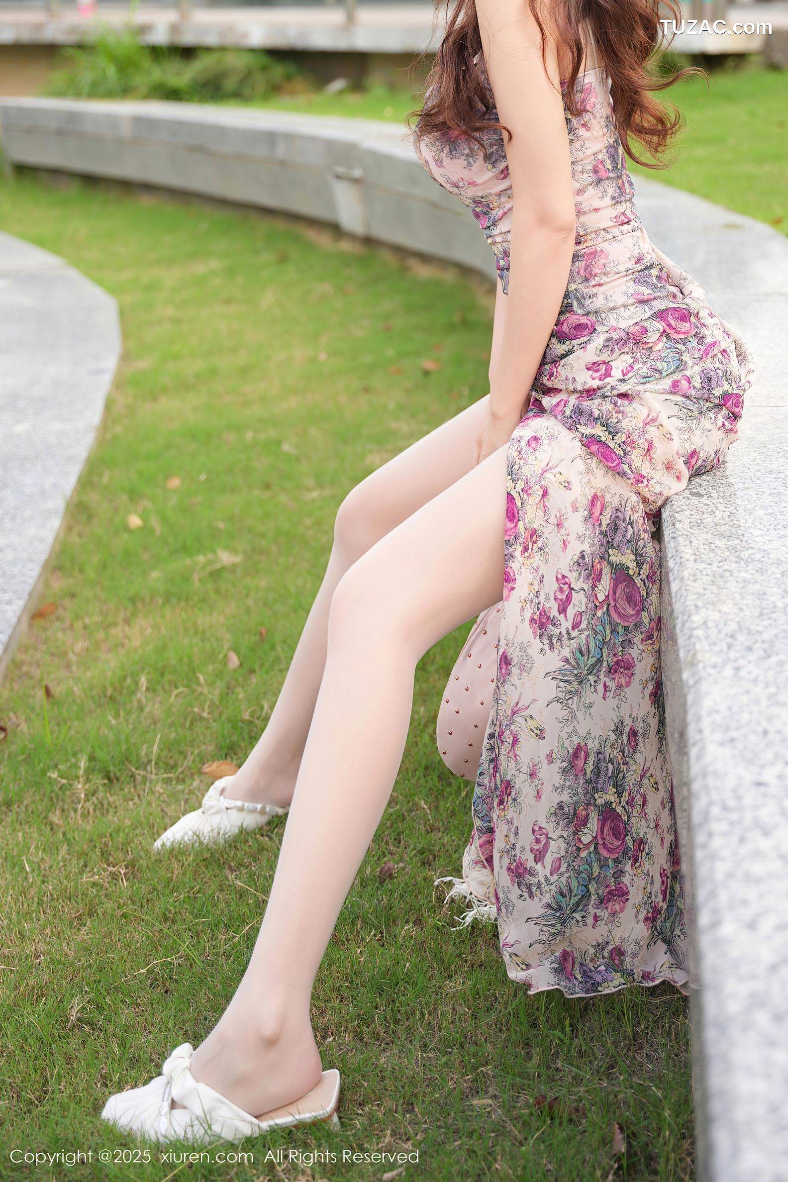 XiuRen秀人网-10128-拍黄瓜-碎花开叉抹胸长裙美腿街拍-2025.04.09