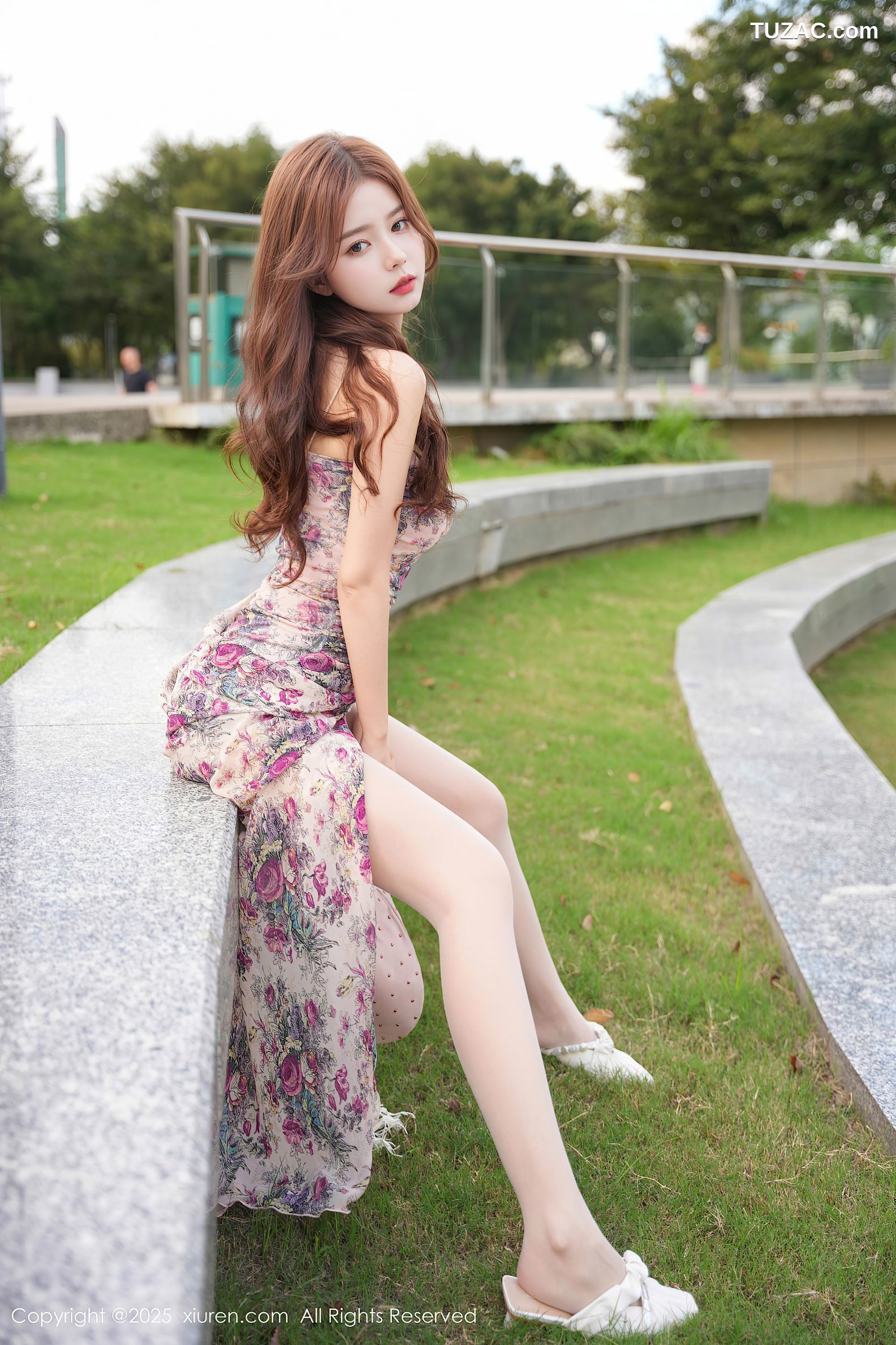 XiuRen秀人网-10128-拍黄瓜-碎花开叉抹胸长裙美腿街拍-2025.04.09