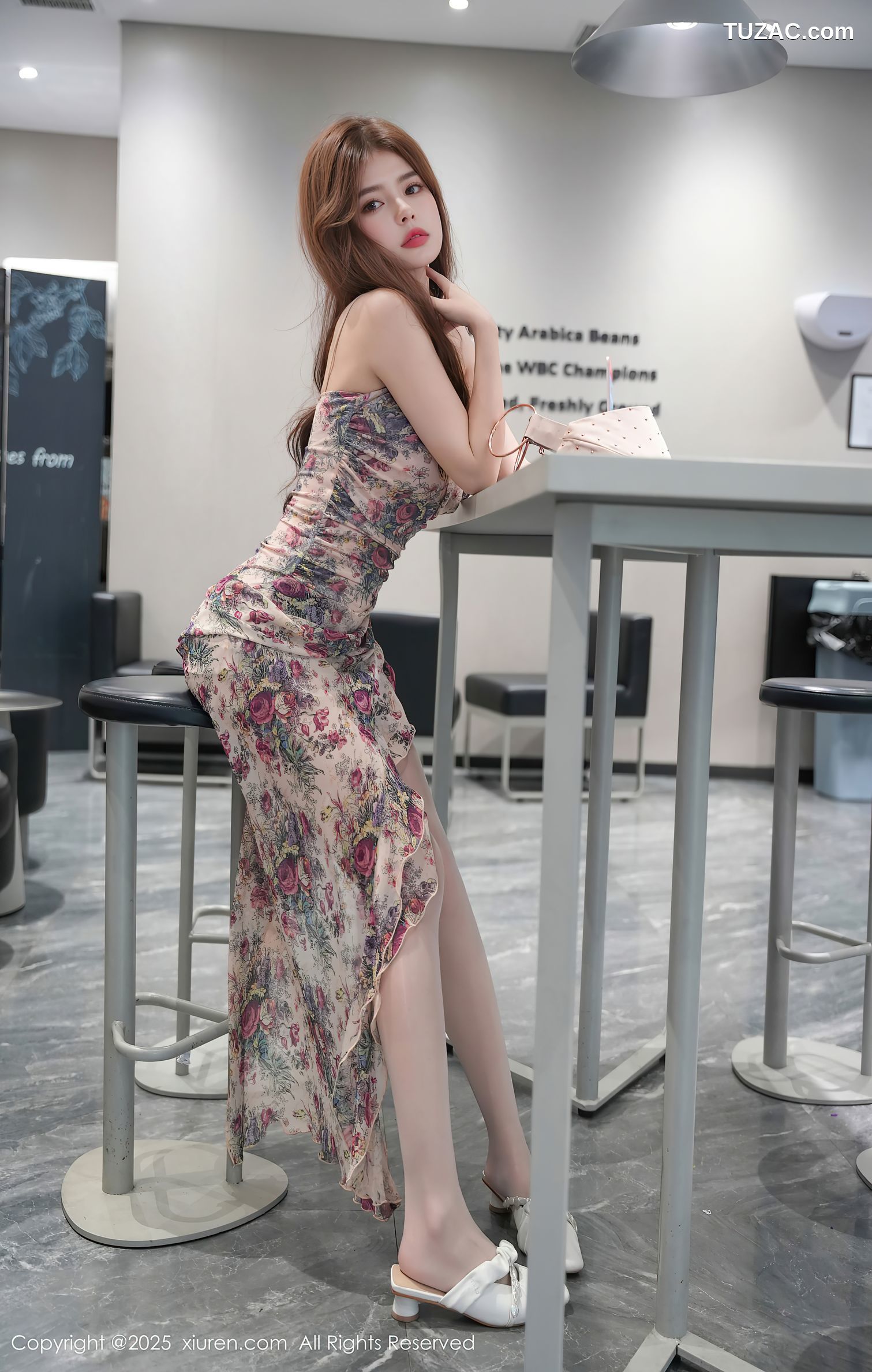 XiuRen秀人网-10128-拍黄瓜-碎花开叉抹胸长裙美腿街拍-2025.04.09