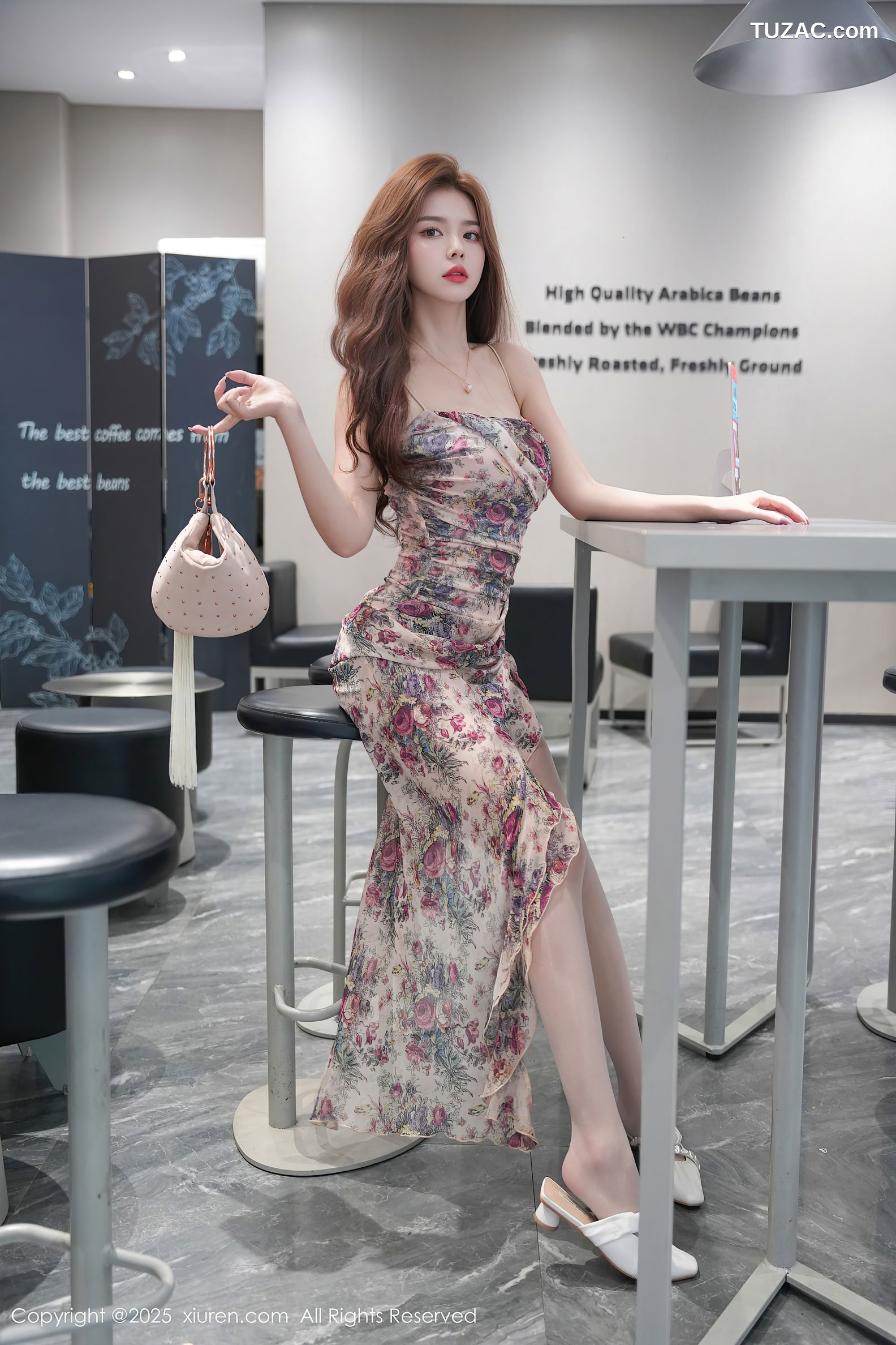 XiuRen秀人网-10128-拍黄瓜-碎花开叉抹胸长裙美腿街拍-2025.04.09