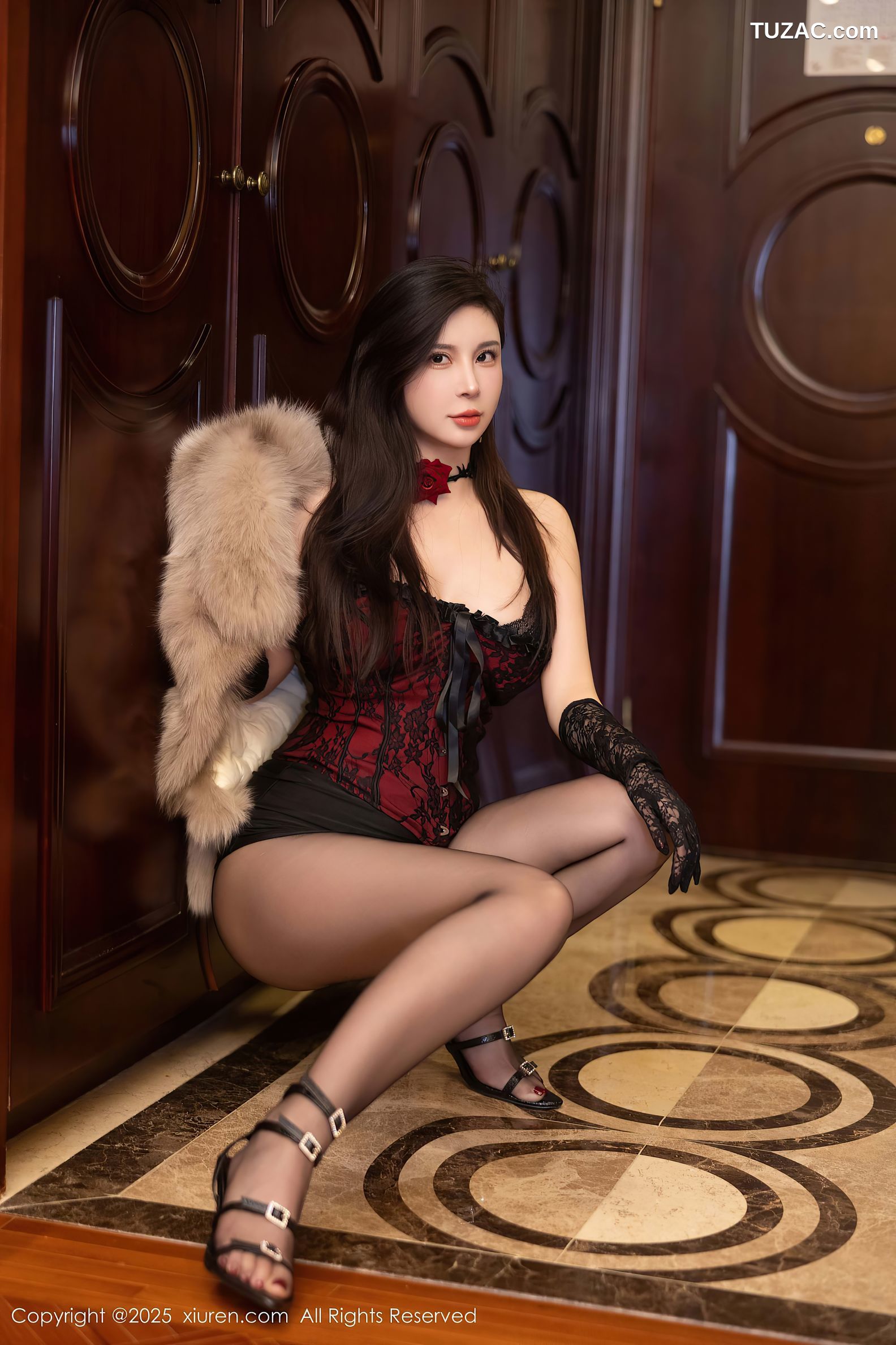 XiuRen秀人网-10130-小蛮妖Yummy-酒红吊带黑短裙黑丝蕾丝美腿高跟-2025.04.09