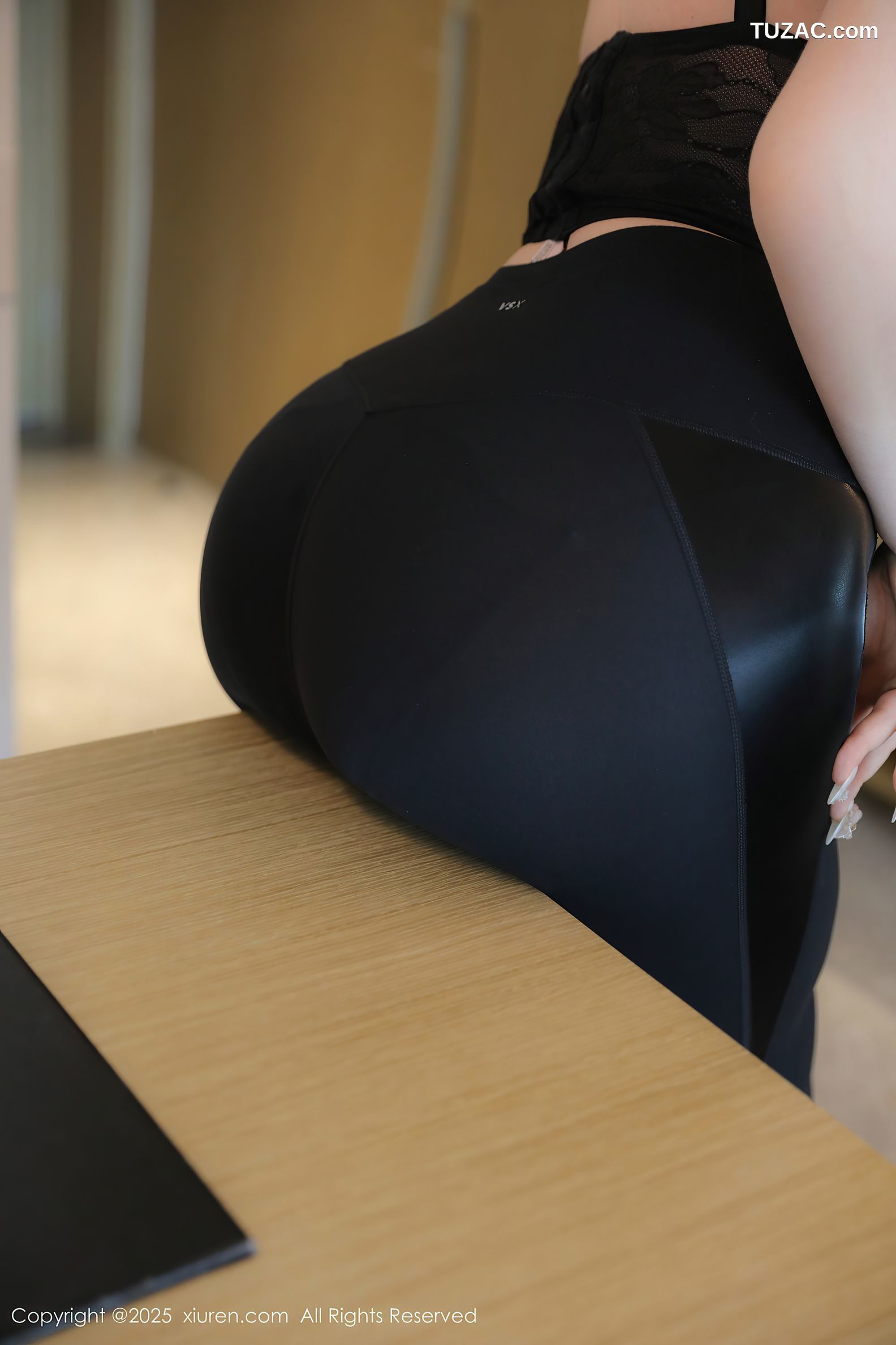 XiuRen秀人网-10131-Mila嘟嘟-巨乳肥臀吊带黑色紧身裤黑丝高跟-2025.04.10