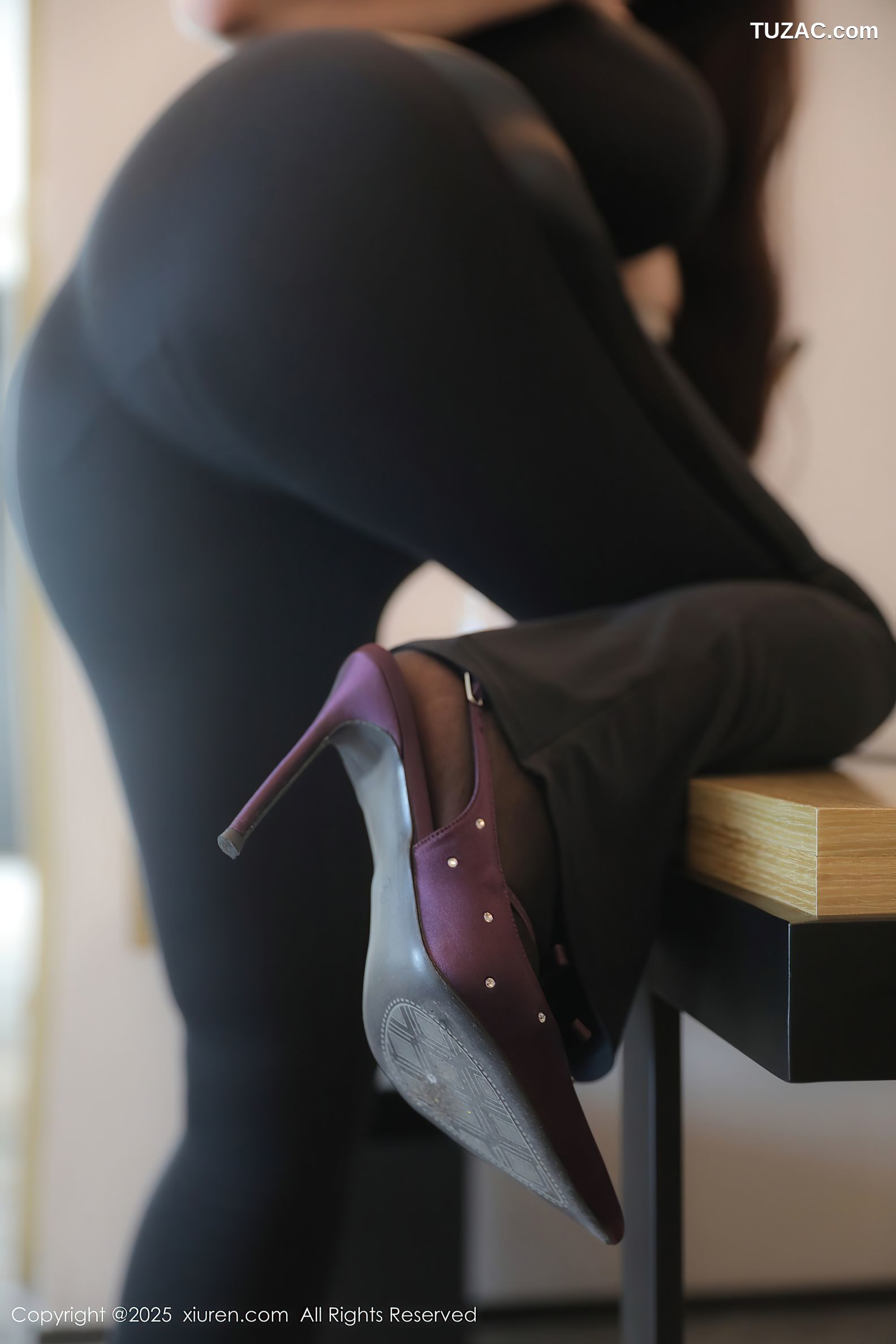 XiuRen秀人网-10131-Mila嘟嘟-巨乳肥臀吊带黑色紧身裤黑丝高跟-2025.04.10