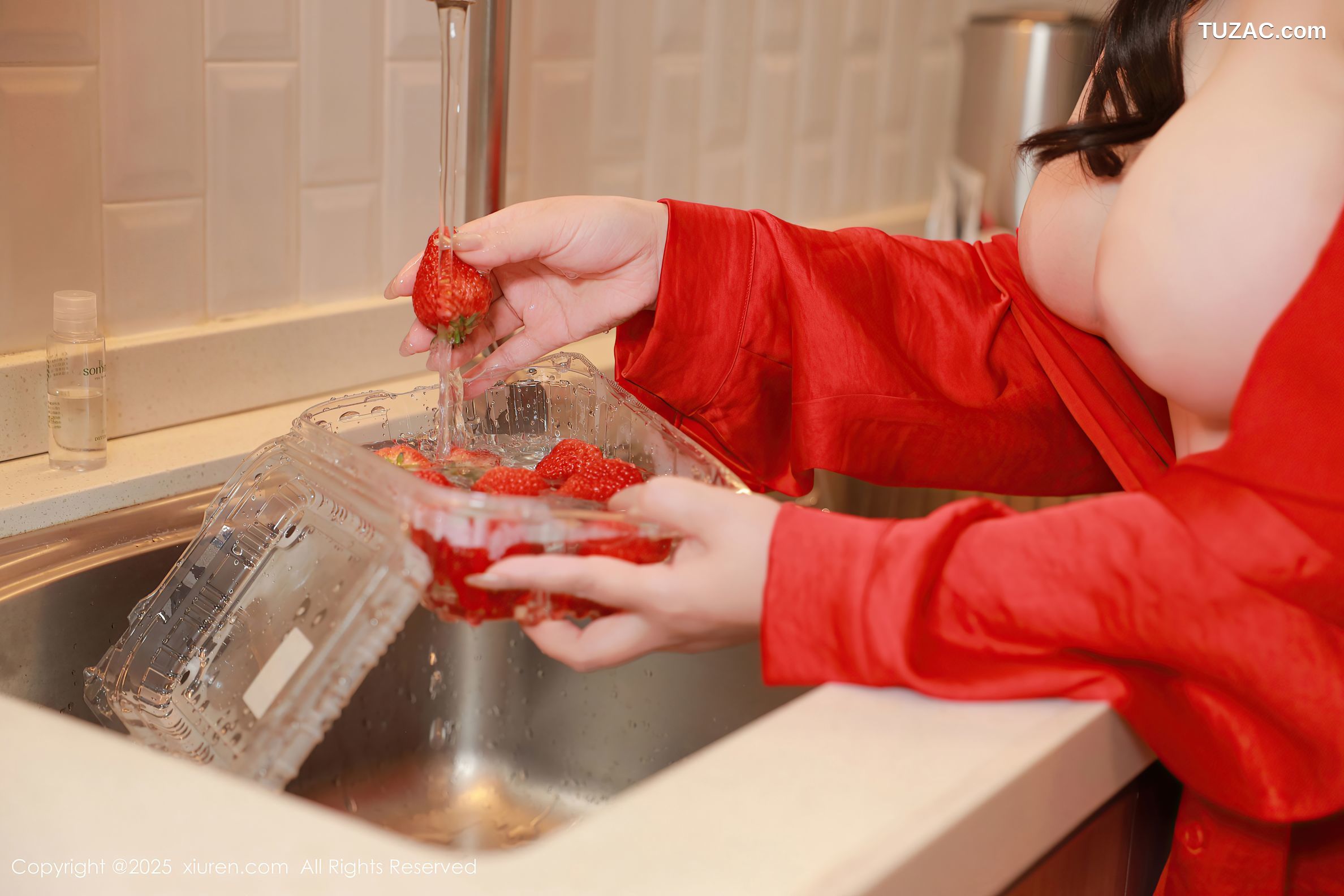 XiuRen秀人网-10138-麦田-红衬衫黑皮短裙厨房爆乳诱惑-2025.04.11