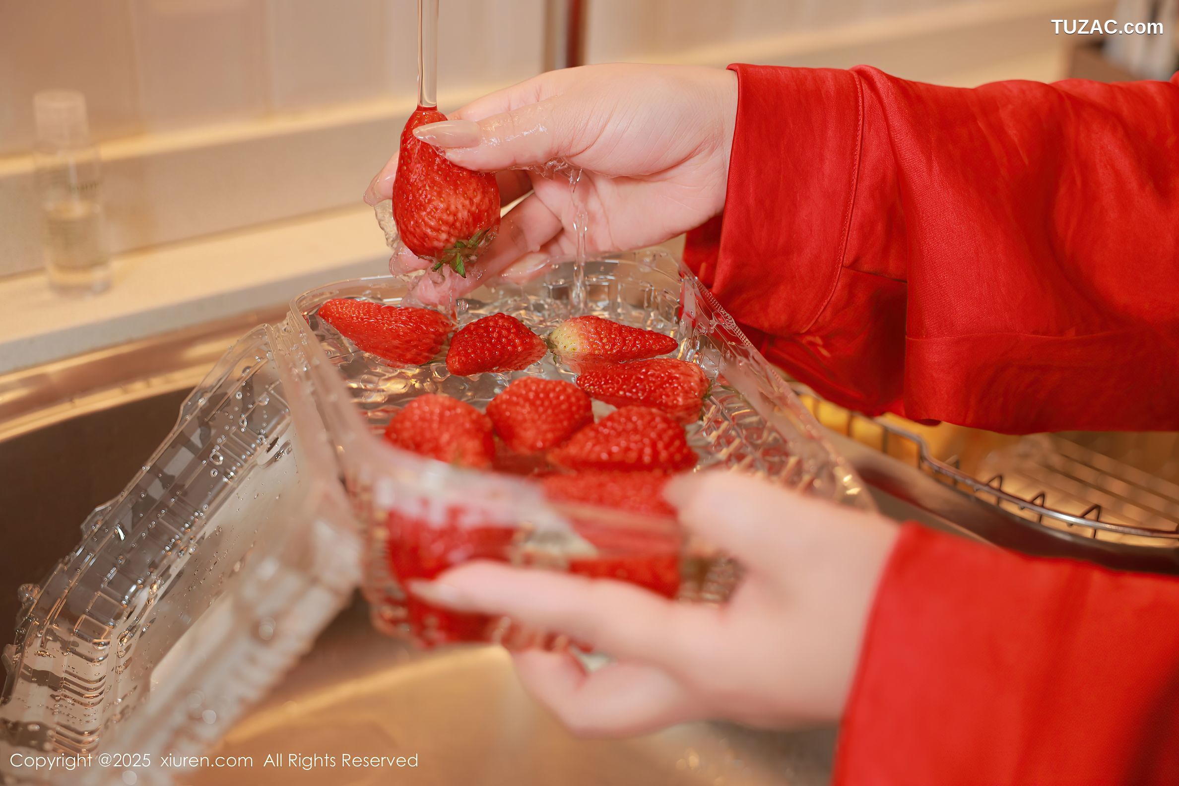 XiuRen秀人网-10138-麦田-红衬衫黑皮短裙厨房爆乳诱惑-2025.04.11