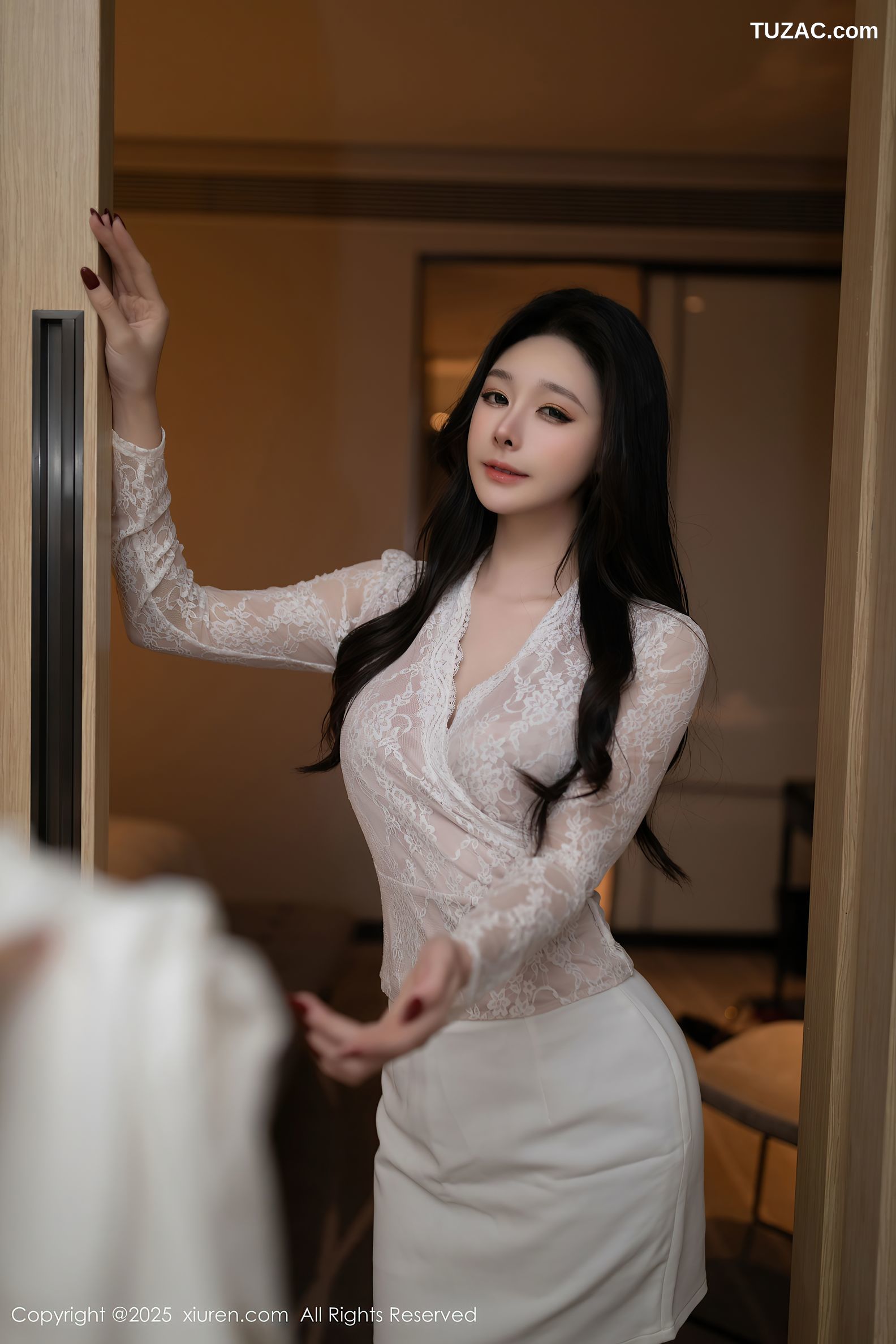 XiuRen秀人网-10143-小逗逗-白蕾丝衬衫白短裙内衣美女-2025.04.11