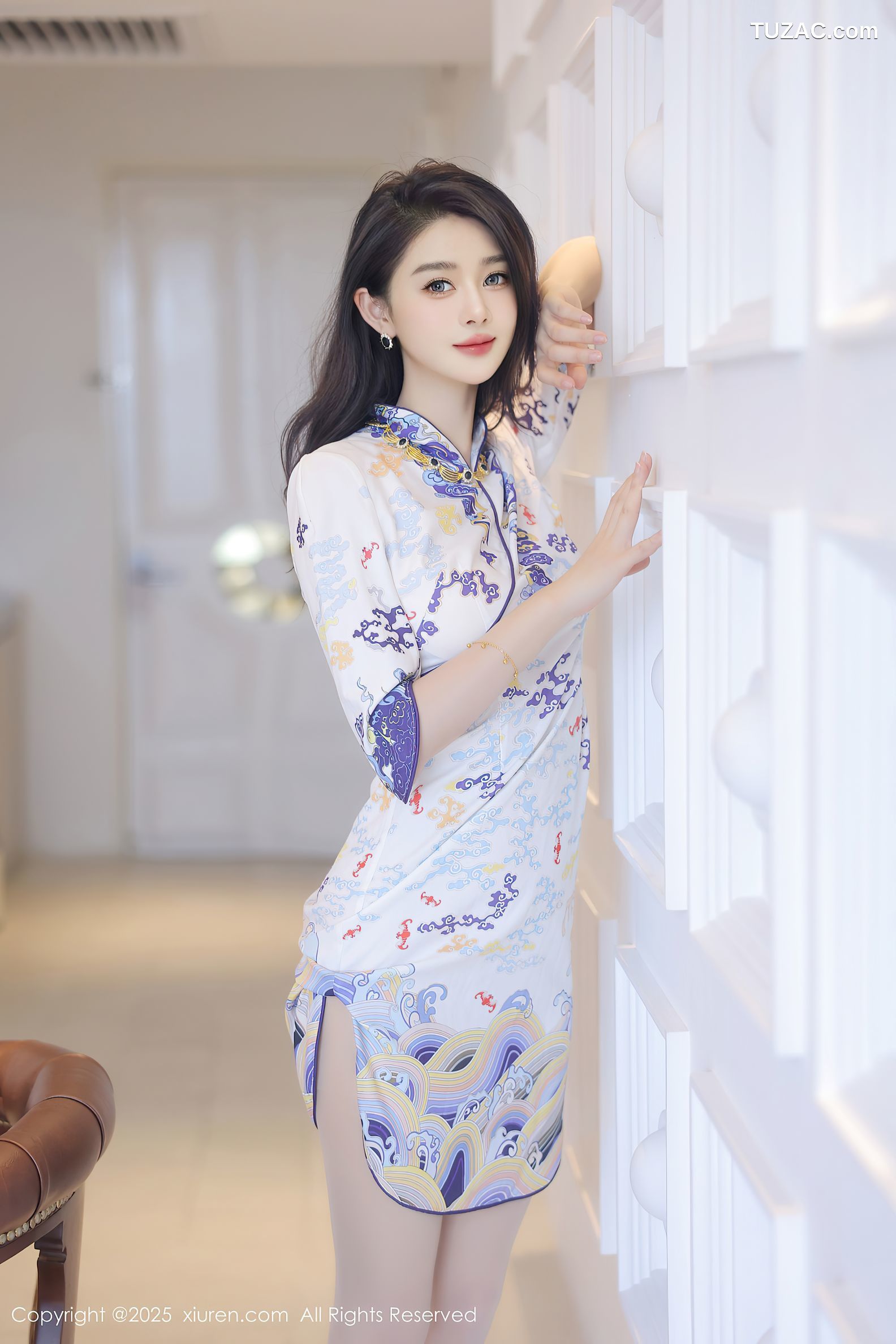 XiuRen秀人网-10144-Candy糖糖-白色蓝印花短旗袍肉丝爆乳-2025.04.11