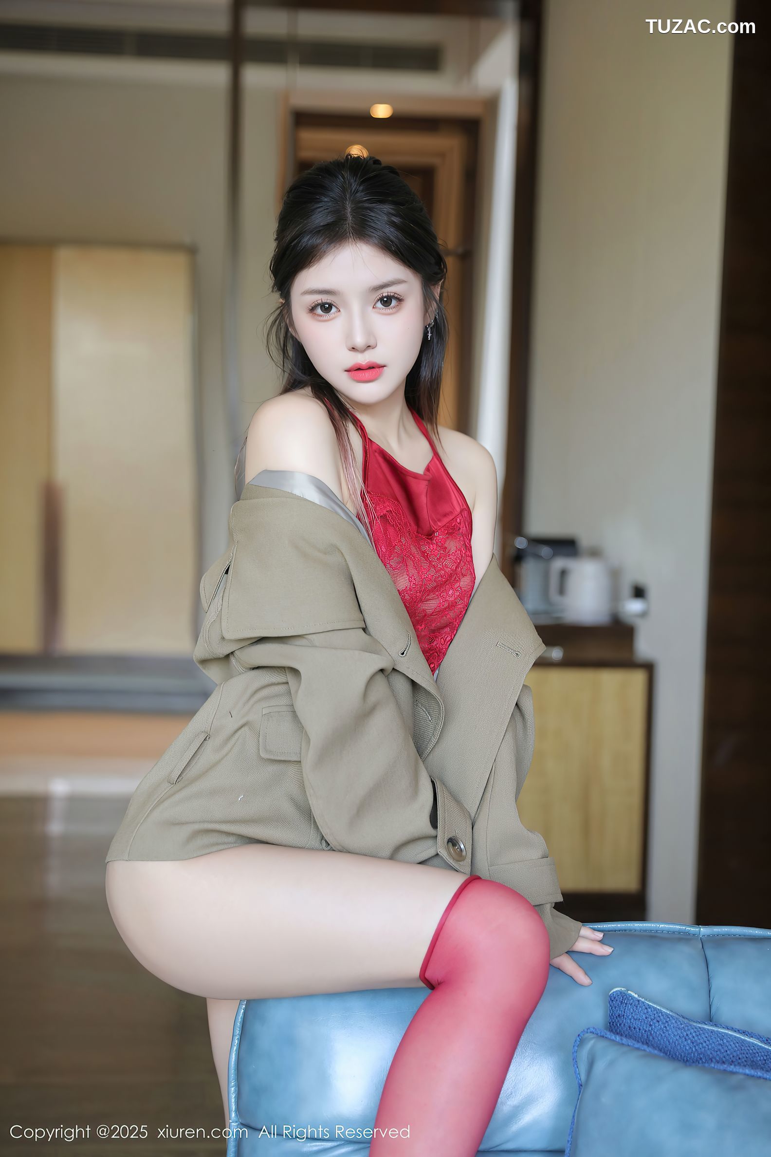 XiuRen秀人网-10148-小甜甜甜-红色蕾丝肚兜红色丝袜-2025.04.14