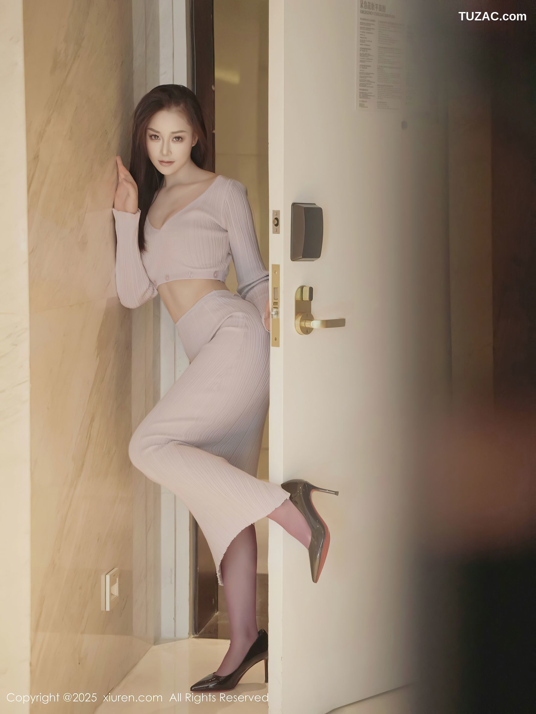 XiuRen秀人网-10151-兰滢滢-浅色针织裙紫色蕾丝情趣内衣-2025.04.14