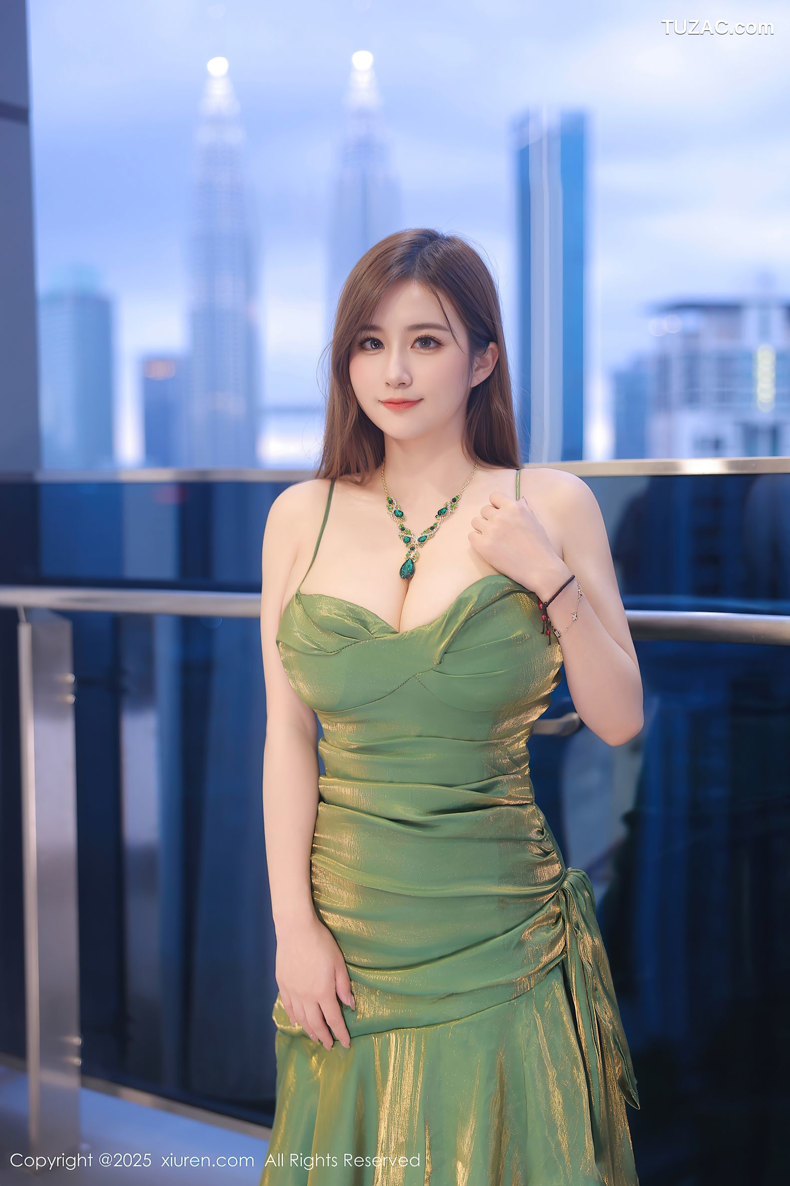 XiuRen秀人网-10169-小肉肉咪-绿色吊带礼裙银色丝网内衣黑丝爆乳-2025.04.18