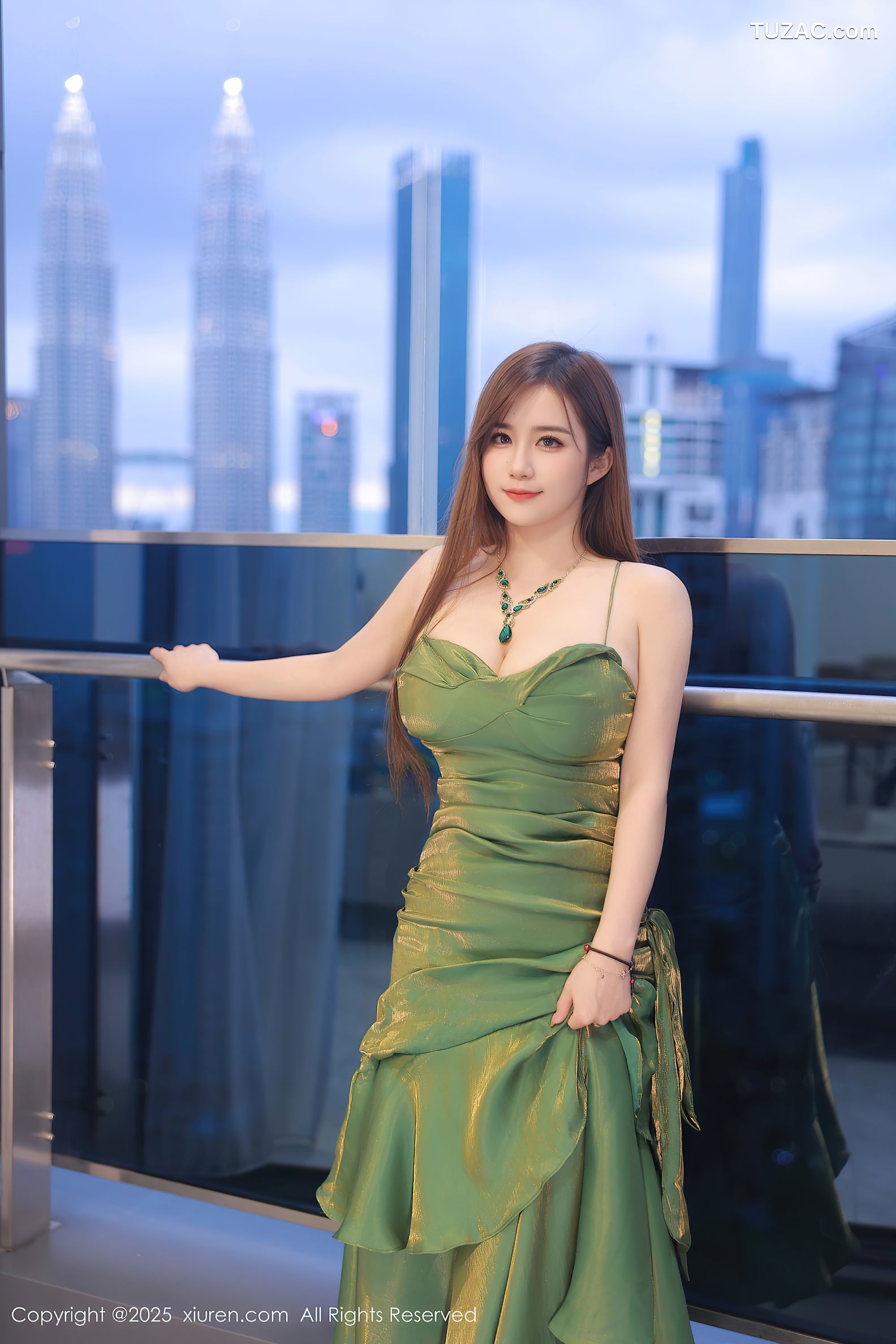 XiuRen秀人网-10169-小肉肉咪-绿色吊带礼裙银色丝网内衣黑丝爆乳-2025.04.18