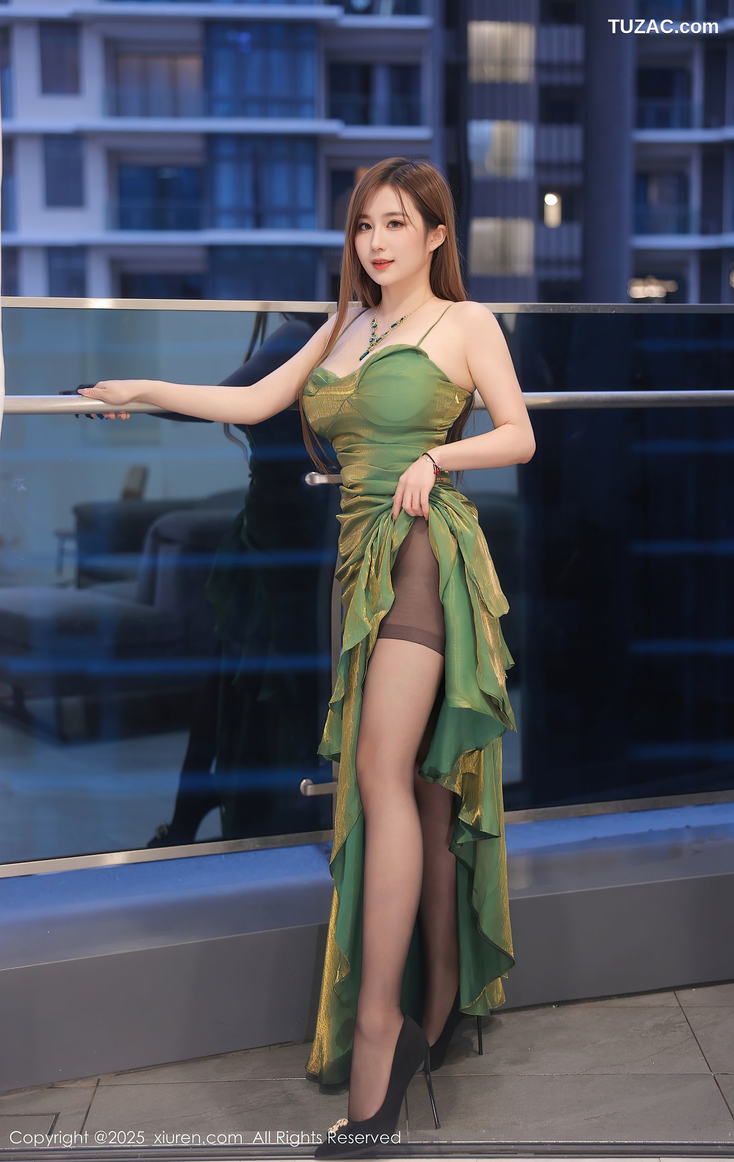 XiuRen秀人网-10169-小肉肉咪-绿色吊带礼裙银色丝网内衣黑丝爆乳-2025.04.18