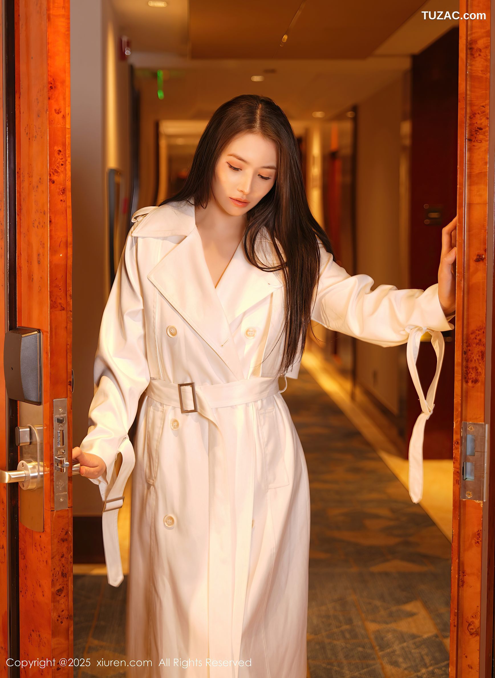 XiuRen秀人网-10174-娅轩ELVA-白色风衣下的红色情趣内衣黑丝袜-2025.04.21