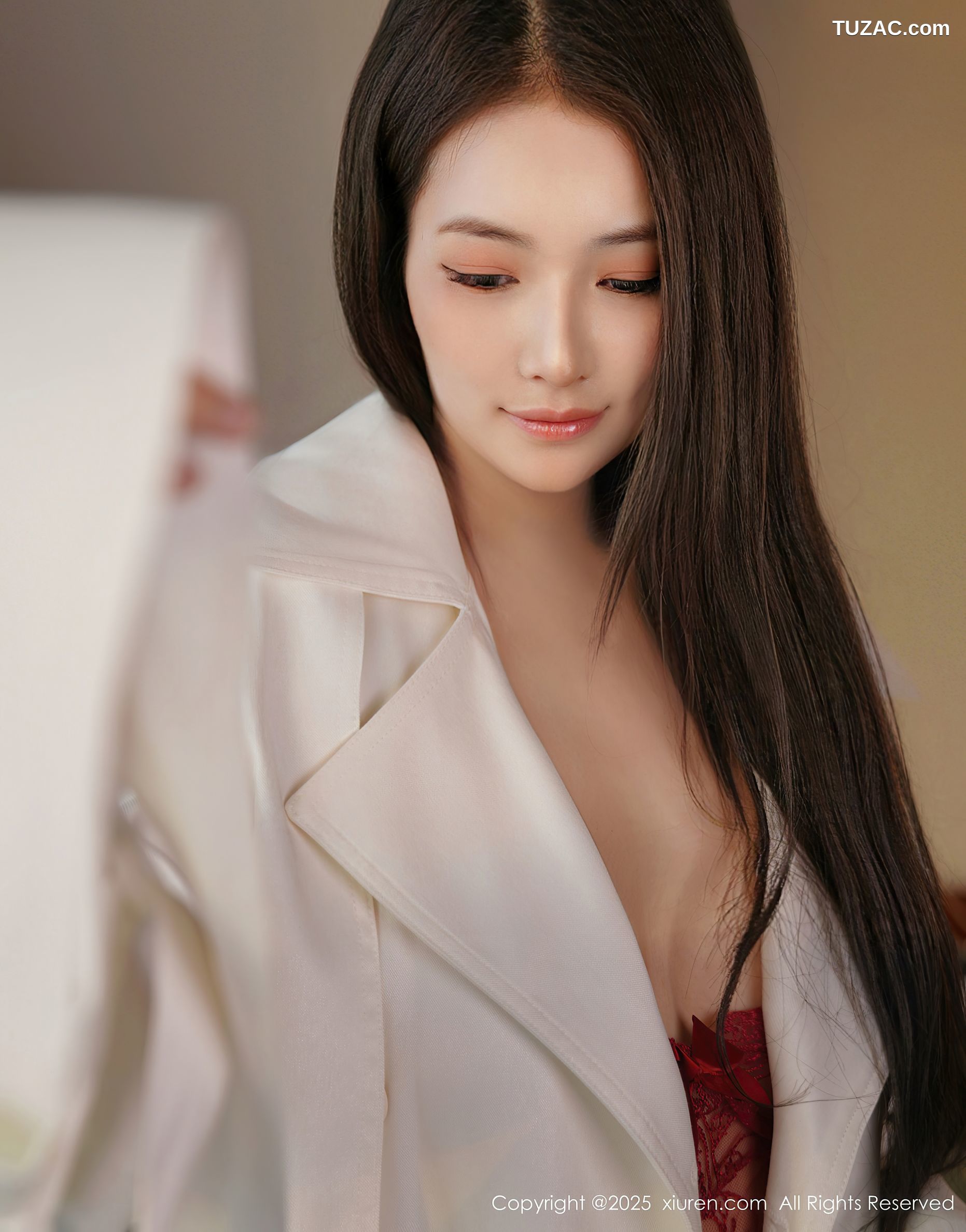 XiuRen秀人网-10174-娅轩ELVA-白色风衣下的红色情趣内衣黑丝袜-2025.04.21