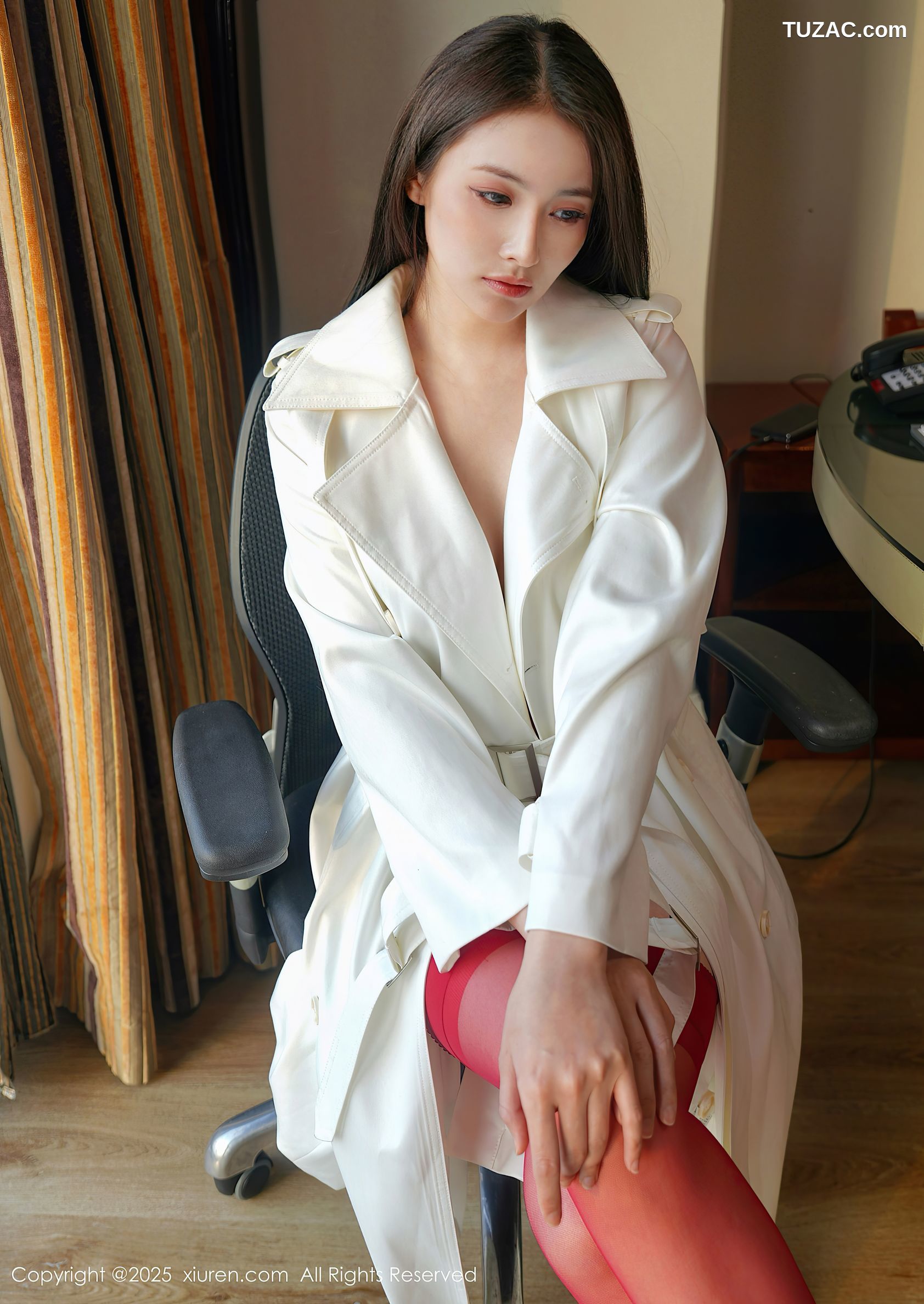 XiuRen秀人网-10174-娅轩ELVA-白色风衣下的红色情趣内衣黑丝袜-2025.04.21