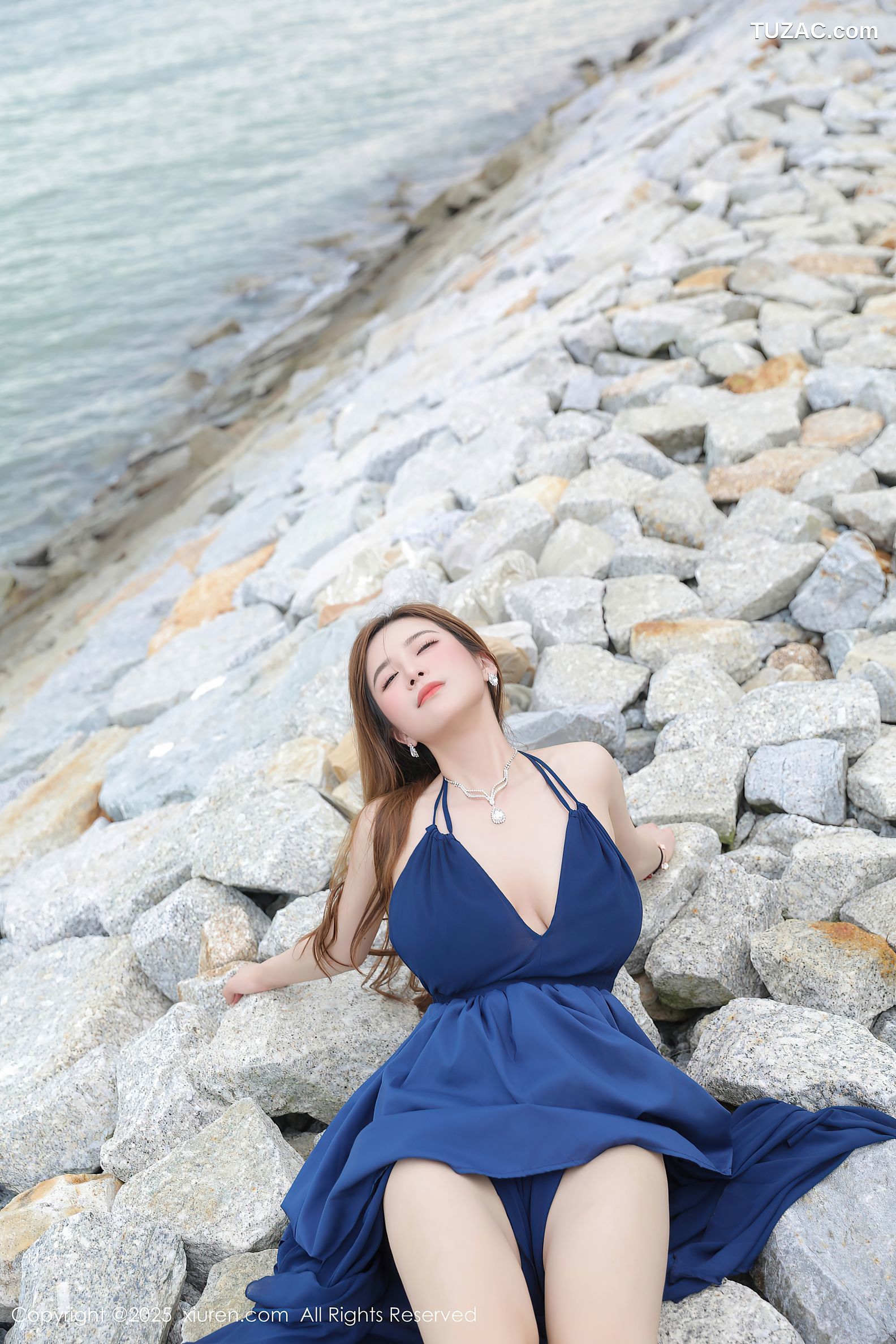 XiuRen秀人网-10195-小肉肉咪-马来西亚大红花酒店海滩深蓝礼裙银链情趣内衣爆乳-2025.04.24