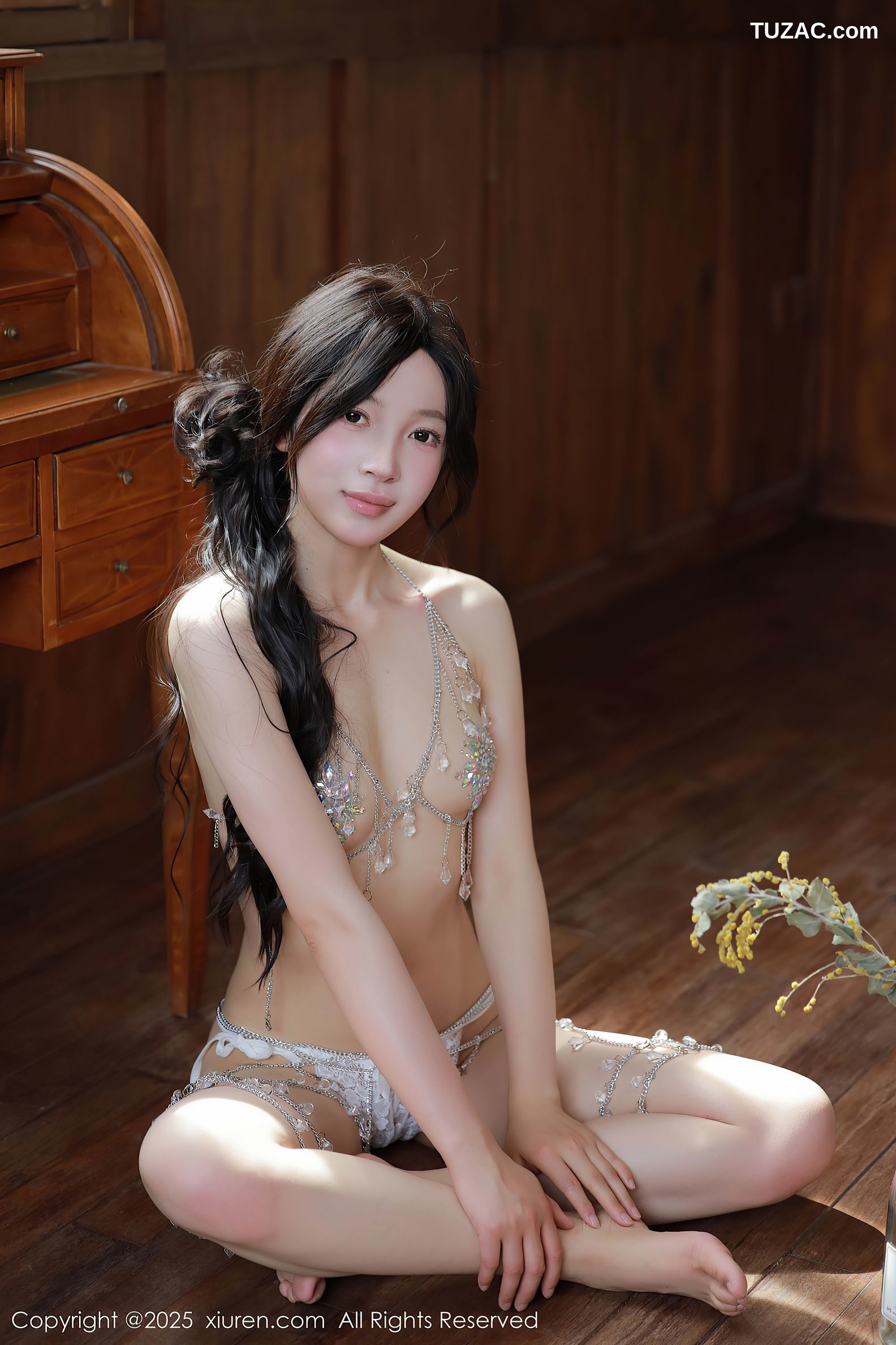 XiuRen秀人网-10198-橙子酱Lillian-首套写真白色蕾丝裙珠链内衣爆乳-2025.04.25