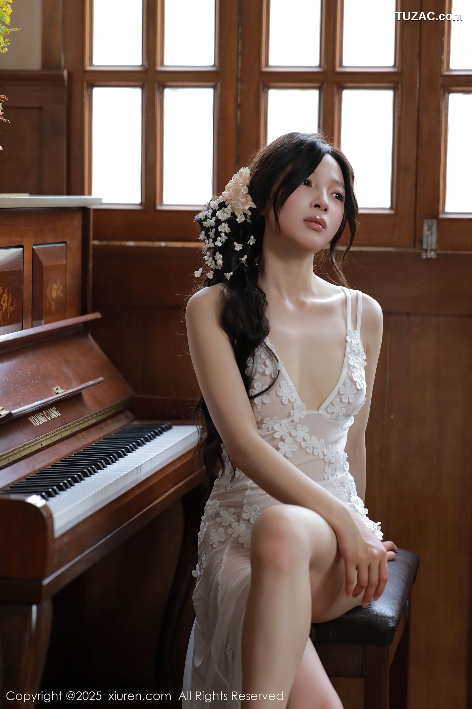 XiuRen秀人网-10198-橙子酱Lillian-首套写真白色蕾丝裙珠链内衣爆乳-2025.04.25