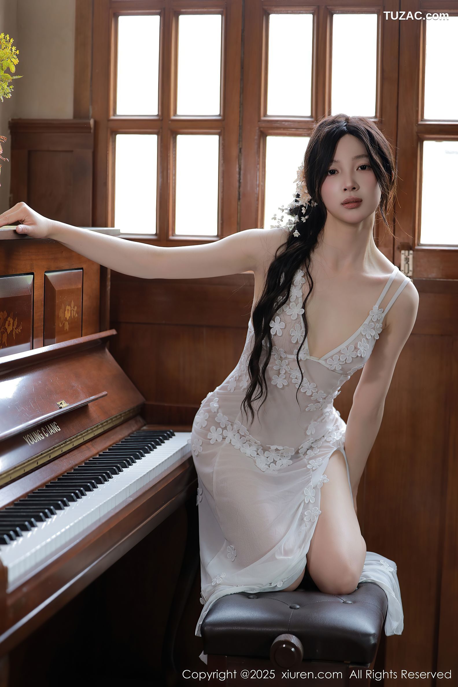 XiuRen秀人网-10198-橙子酱Lillian-首套写真白色蕾丝裙珠链内衣爆乳-2025.04.25