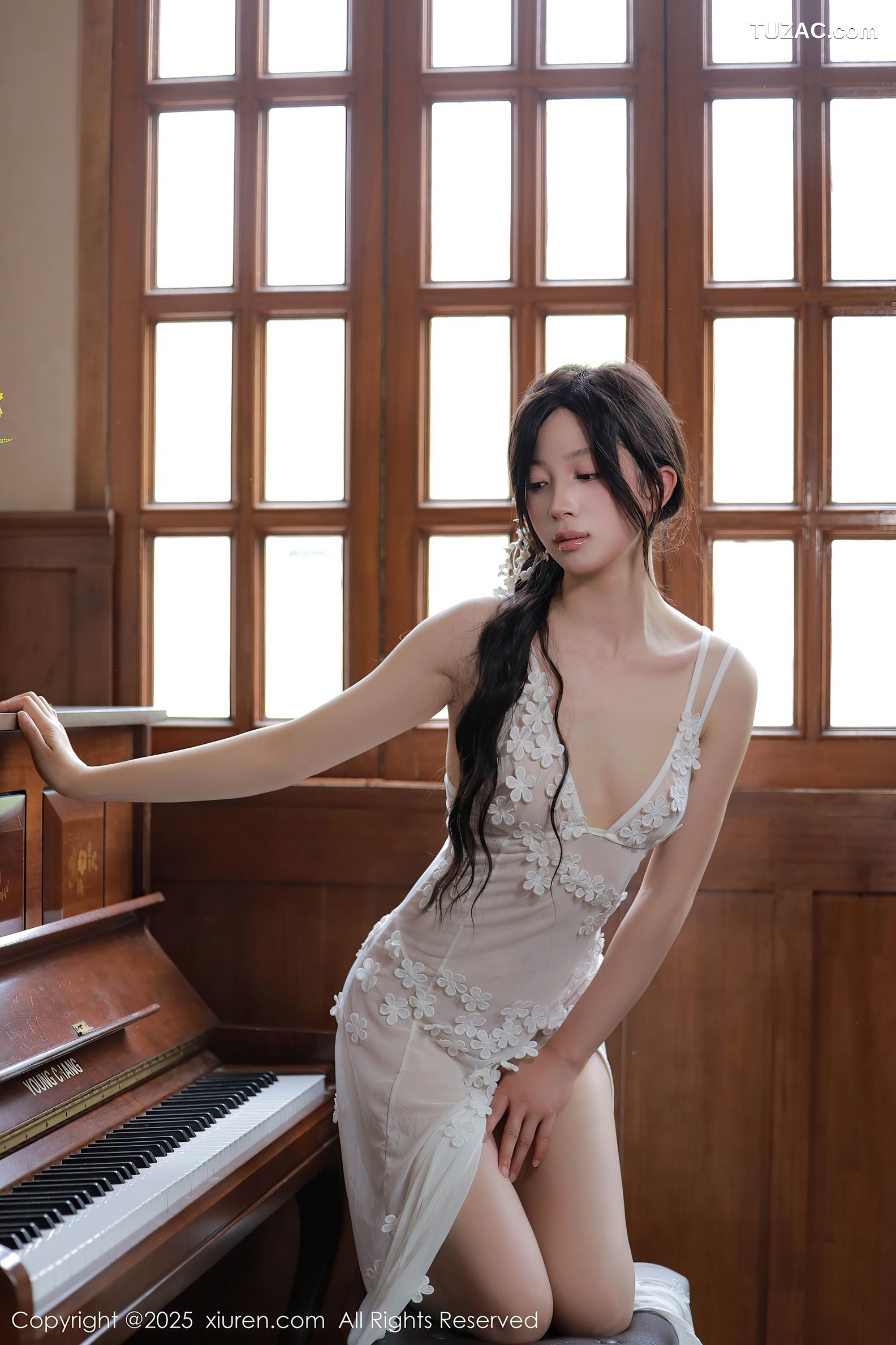 XiuRen秀人网-10198-橙子酱Lillian-首套写真白色蕾丝裙珠链内衣爆乳-2025.04.25