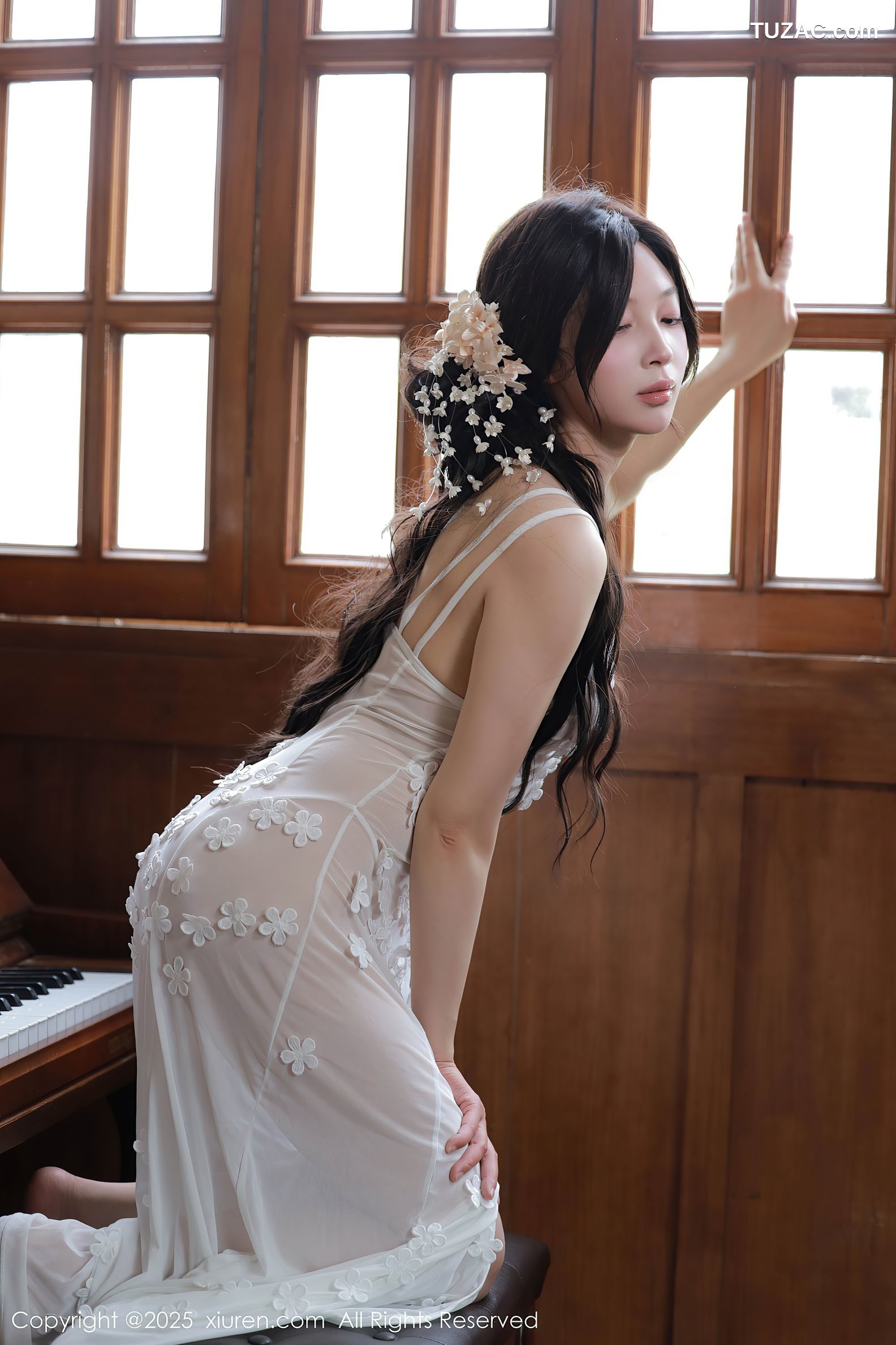 XiuRen秀人网-10198-橙子酱Lillian-首套写真白色蕾丝裙珠链内衣爆乳-2025.04.25