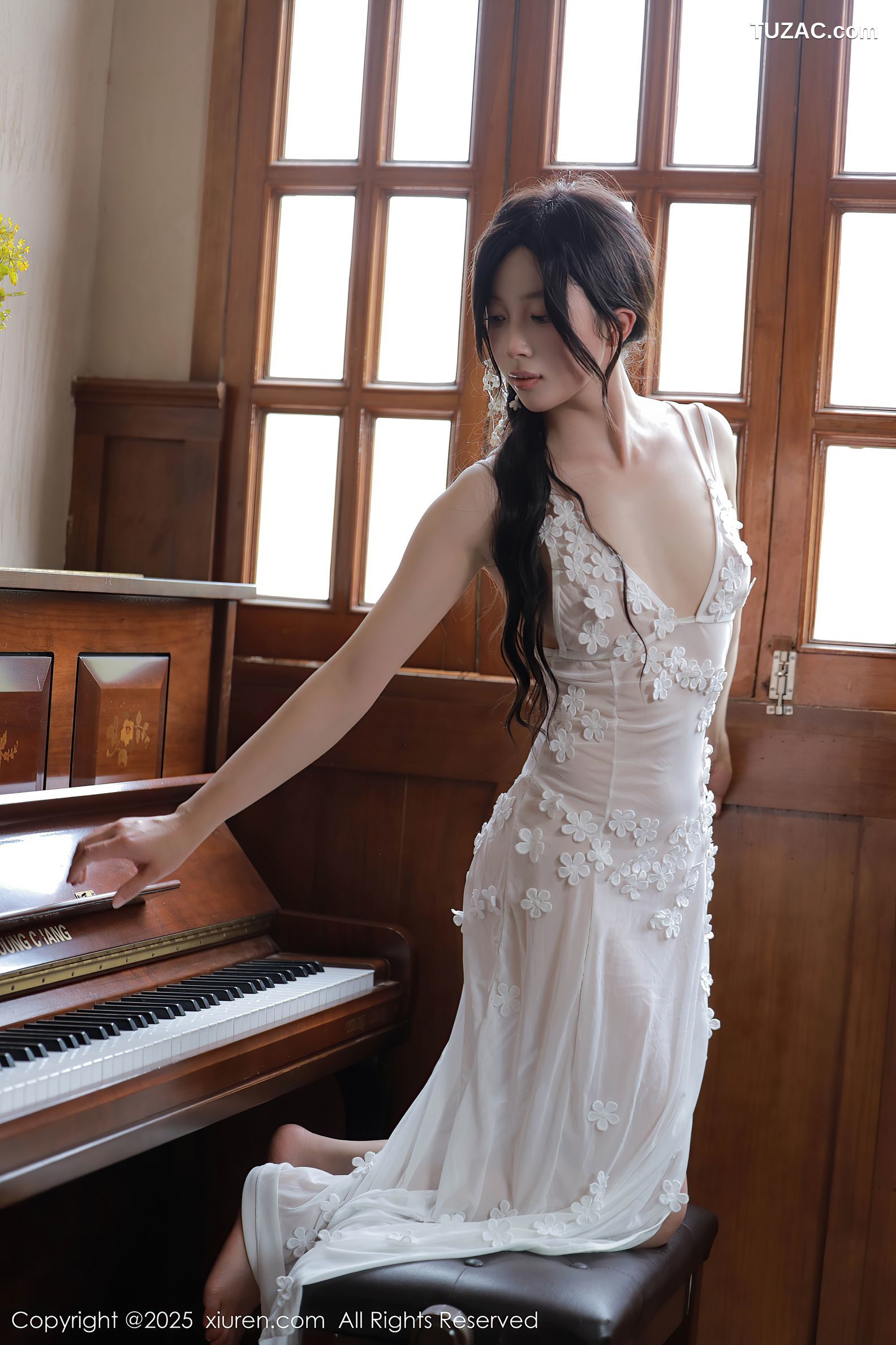 XiuRen秀人网-10198-橙子酱Lillian-首套写真白色蕾丝裙珠链内衣爆乳-2025.04.25