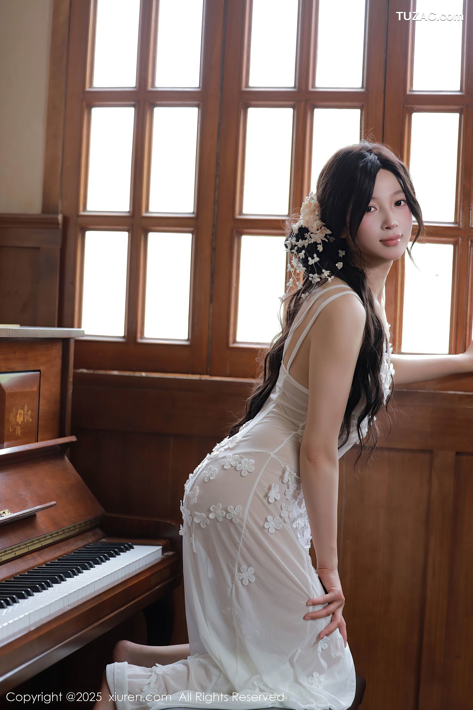 XiuRen秀人网-10198-橙子酱Lillian-首套写真白色蕾丝裙珠链内衣爆乳-2025.04.25