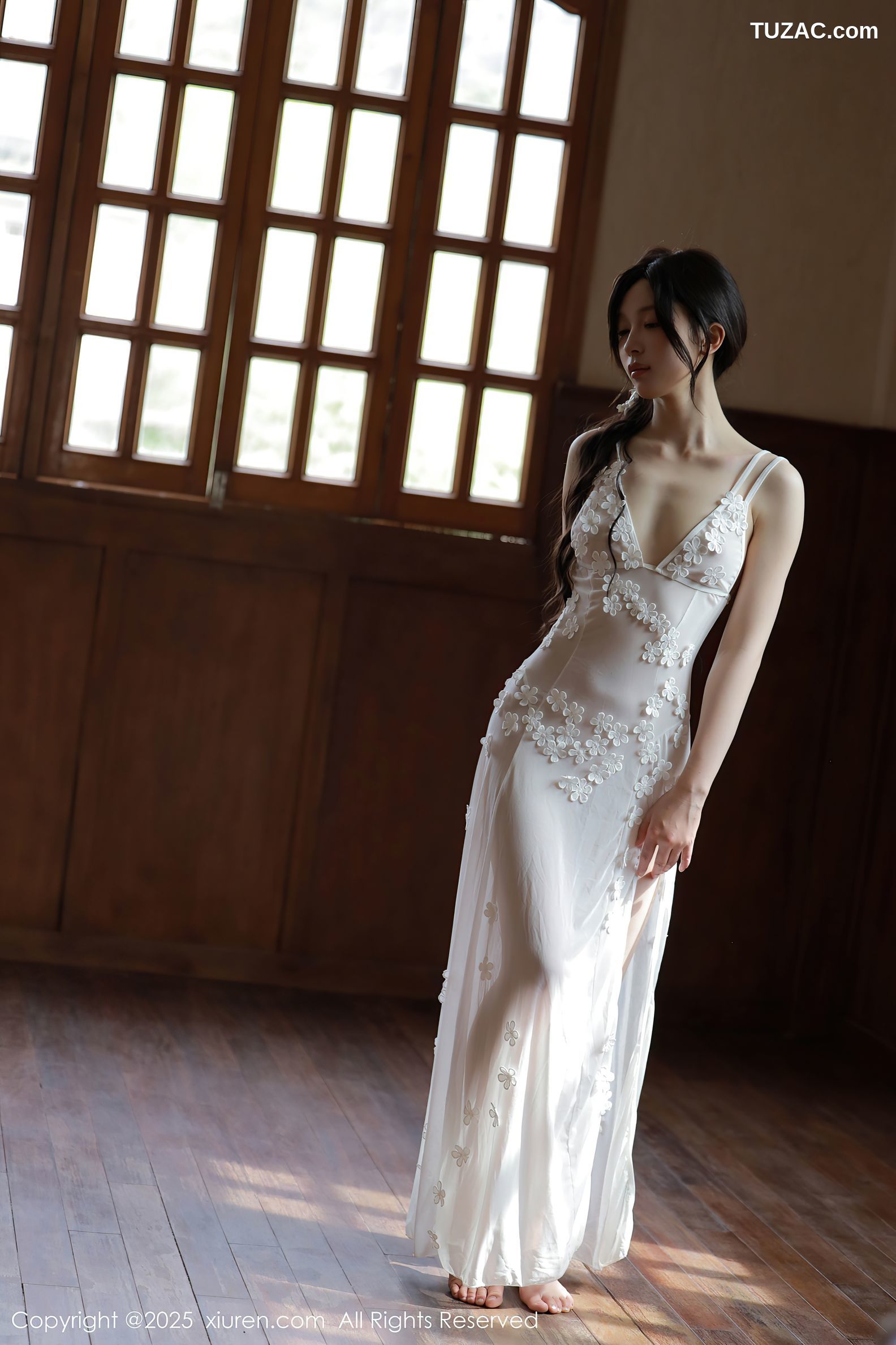 XiuRen秀人网-10198-橙子酱Lillian-首套写真白色蕾丝裙珠链内衣爆乳-2025.04.25