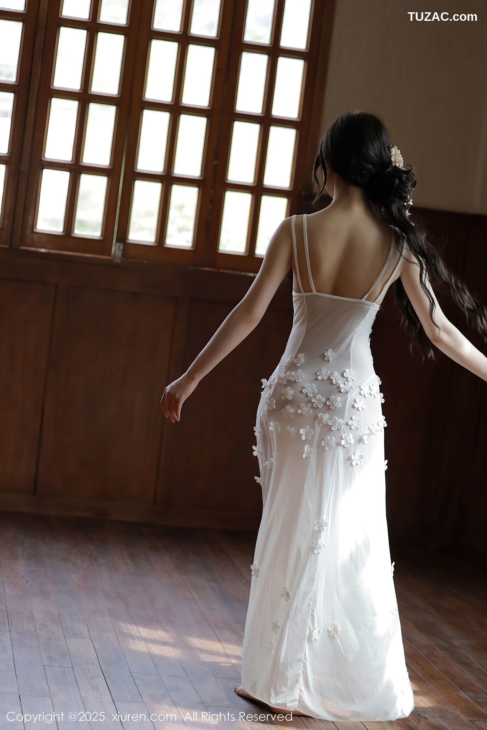 XiuRen秀人网-10198-橙子酱Lillian-首套写真白色蕾丝裙珠链内衣爆乳-2025.04.25