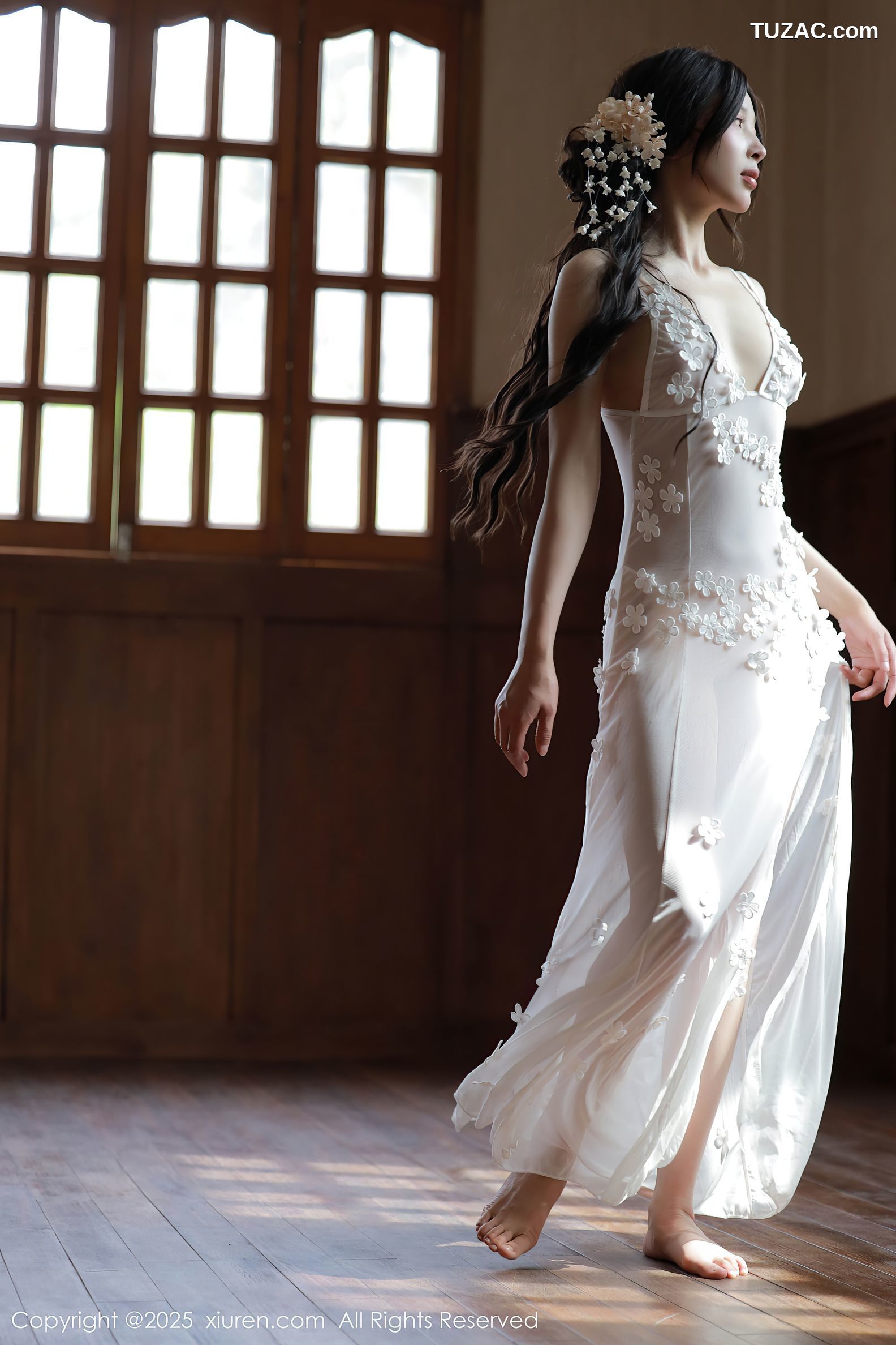 XiuRen秀人网-10198-橙子酱Lillian-首套写真白色蕾丝裙珠链内衣爆乳-2025.04.25