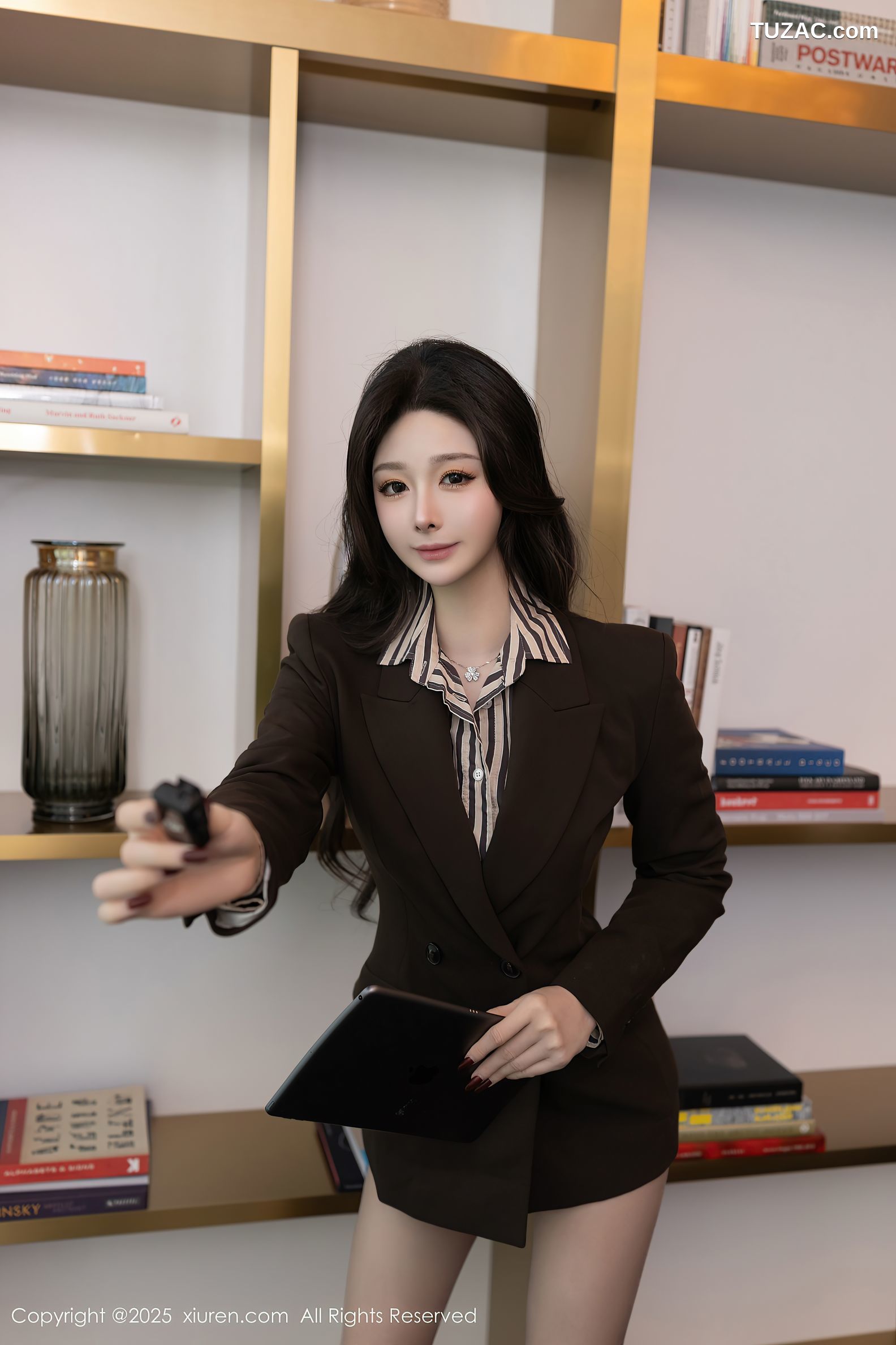 XiuRen秀人网-10202-小逗逗-OL性感灰色丝袜-2025.04.25